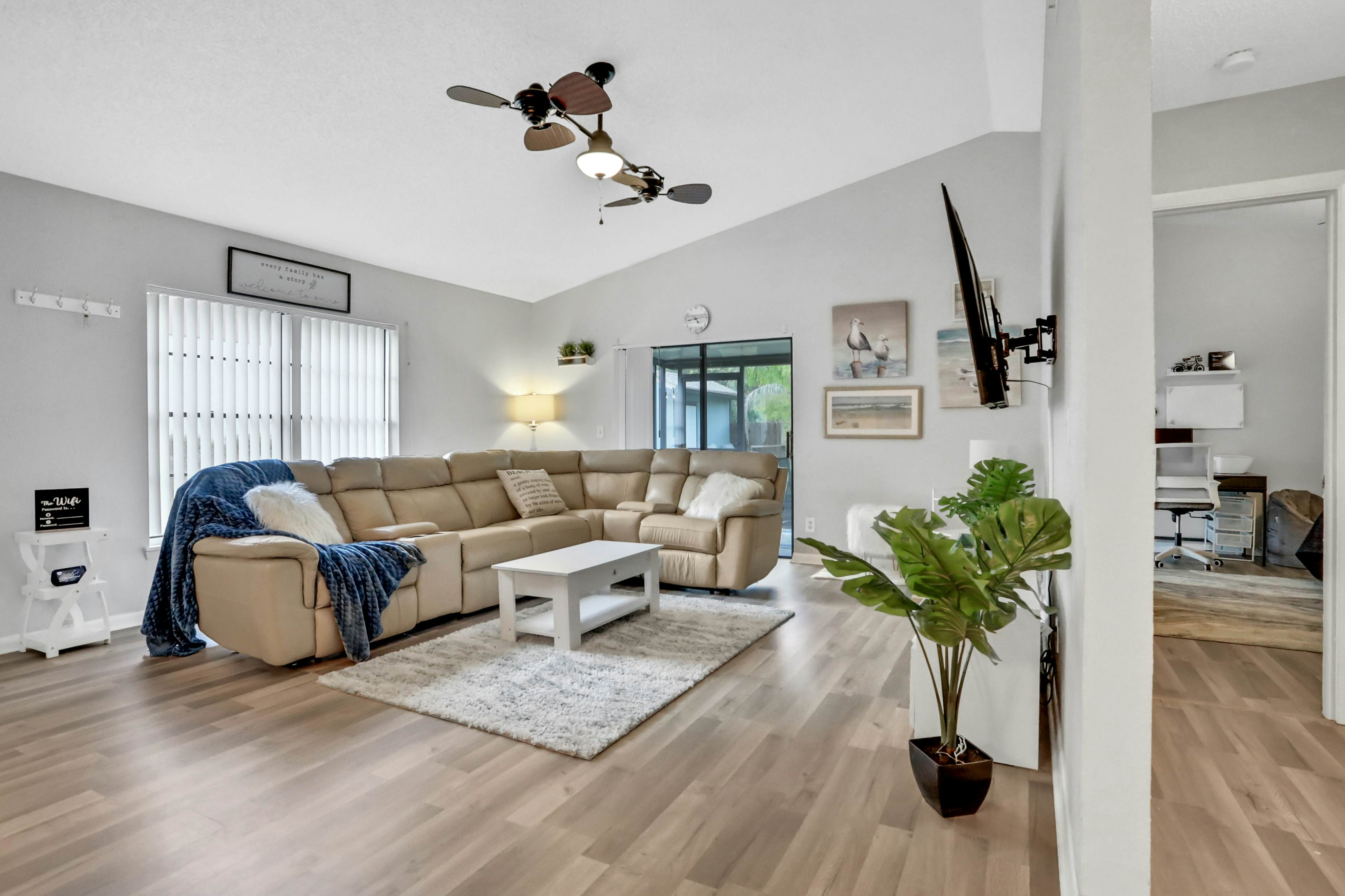 Dog-friendly lakeview home with full kitchen, yard, & washer/dryer