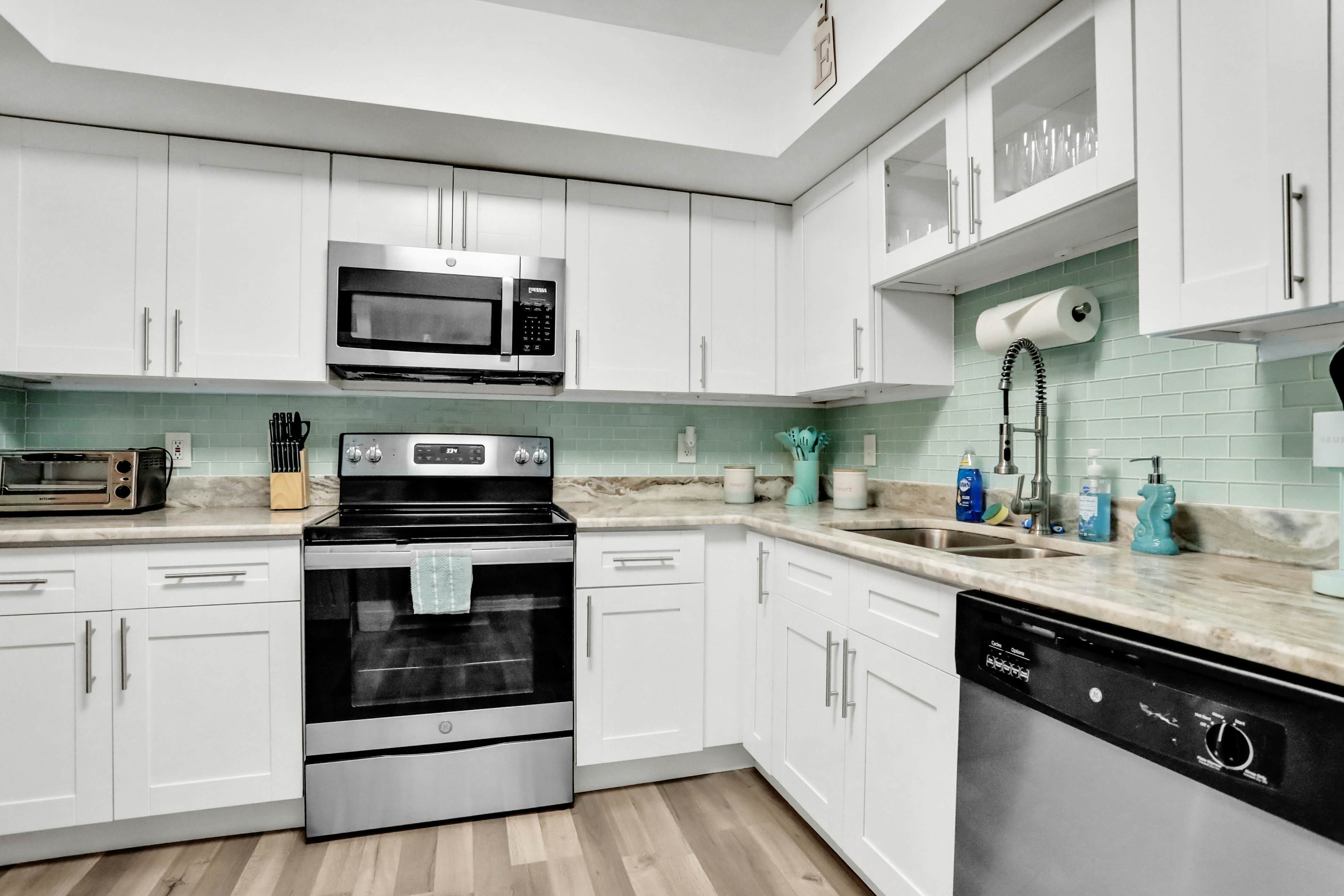 Dog-friendly lakeview home with full kitchen, yard, & washer/dryer