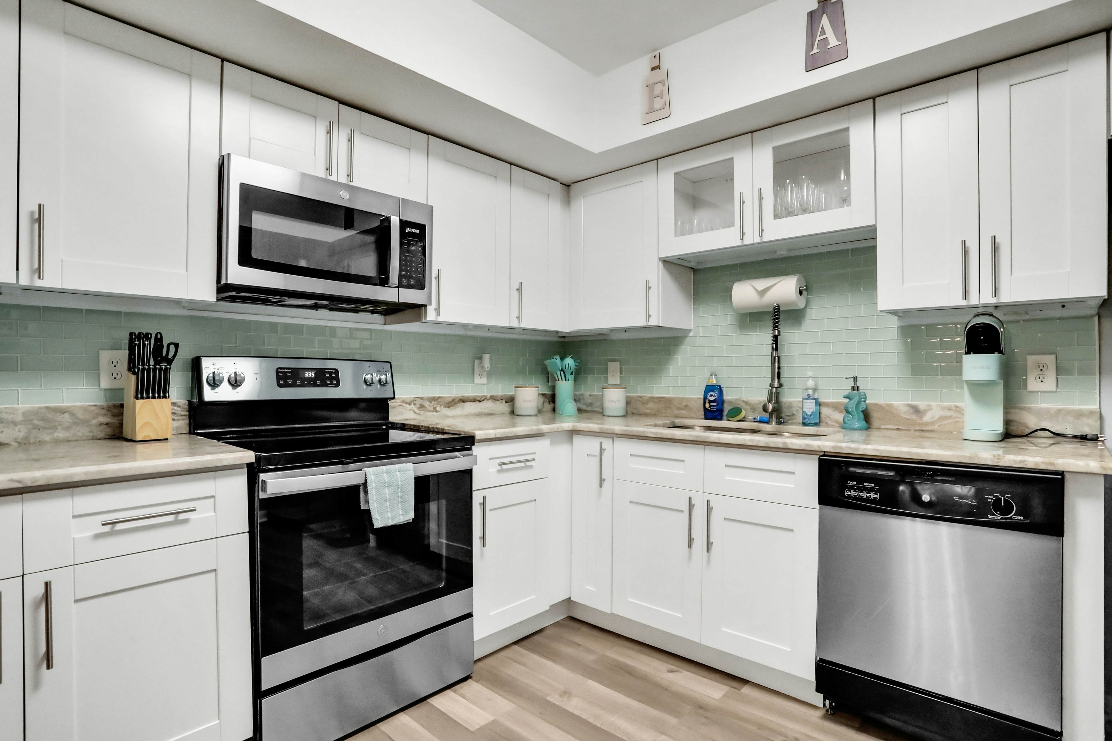 Dog-friendly lakeview home with full kitchen, yard, & washer/dryer