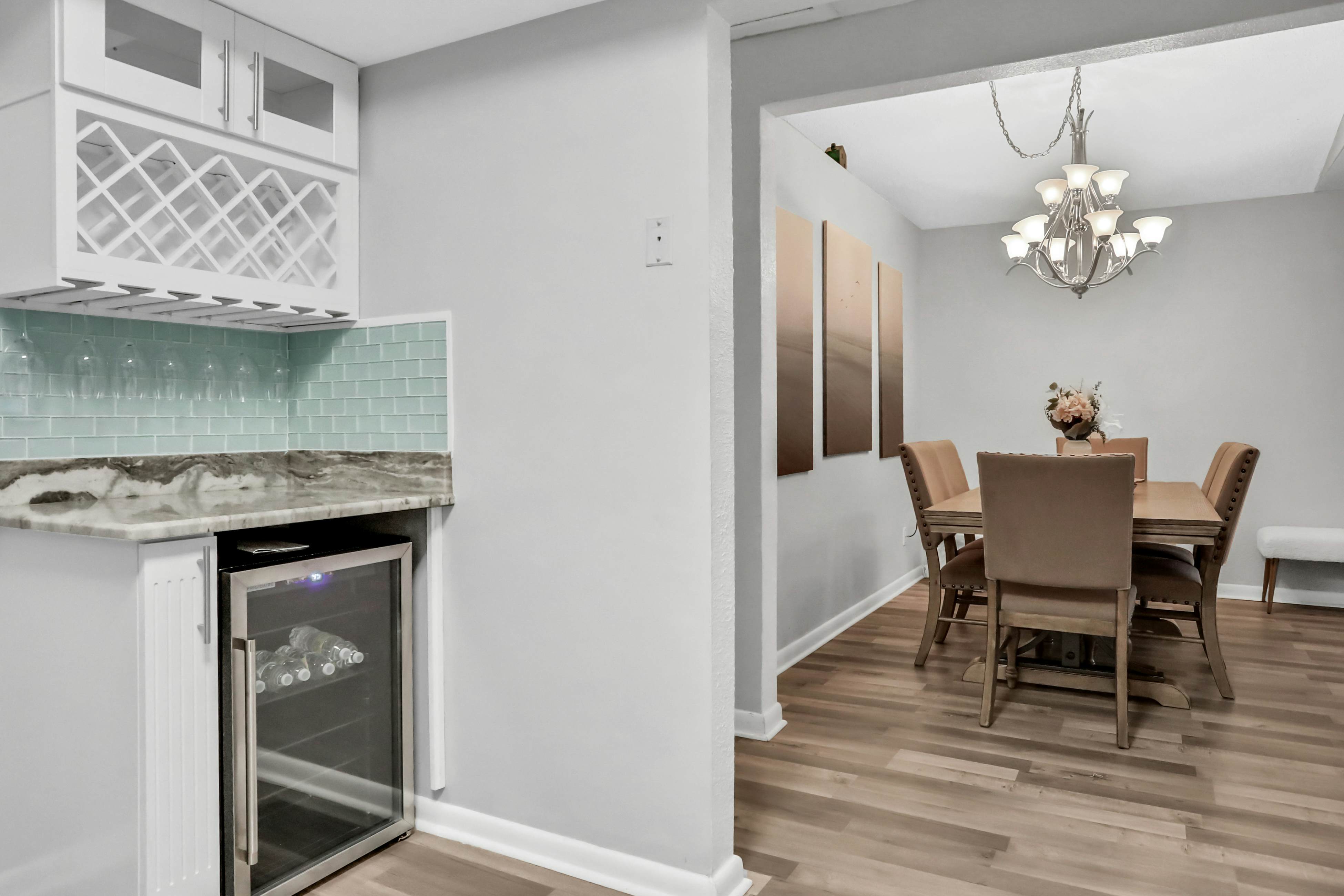 Dog-friendly lakeview home with full kitchen, yard, & washer/dryer