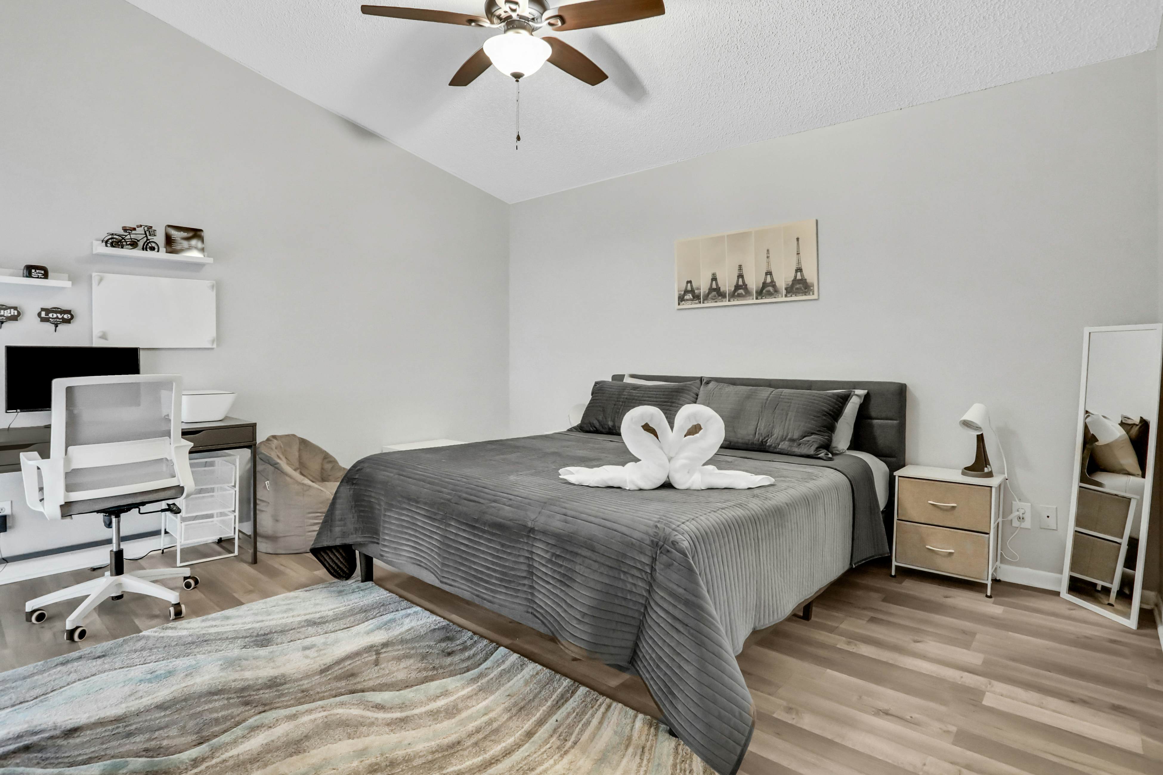 Dog-friendly lakeview home with full kitchen, yard, & washer/dryer