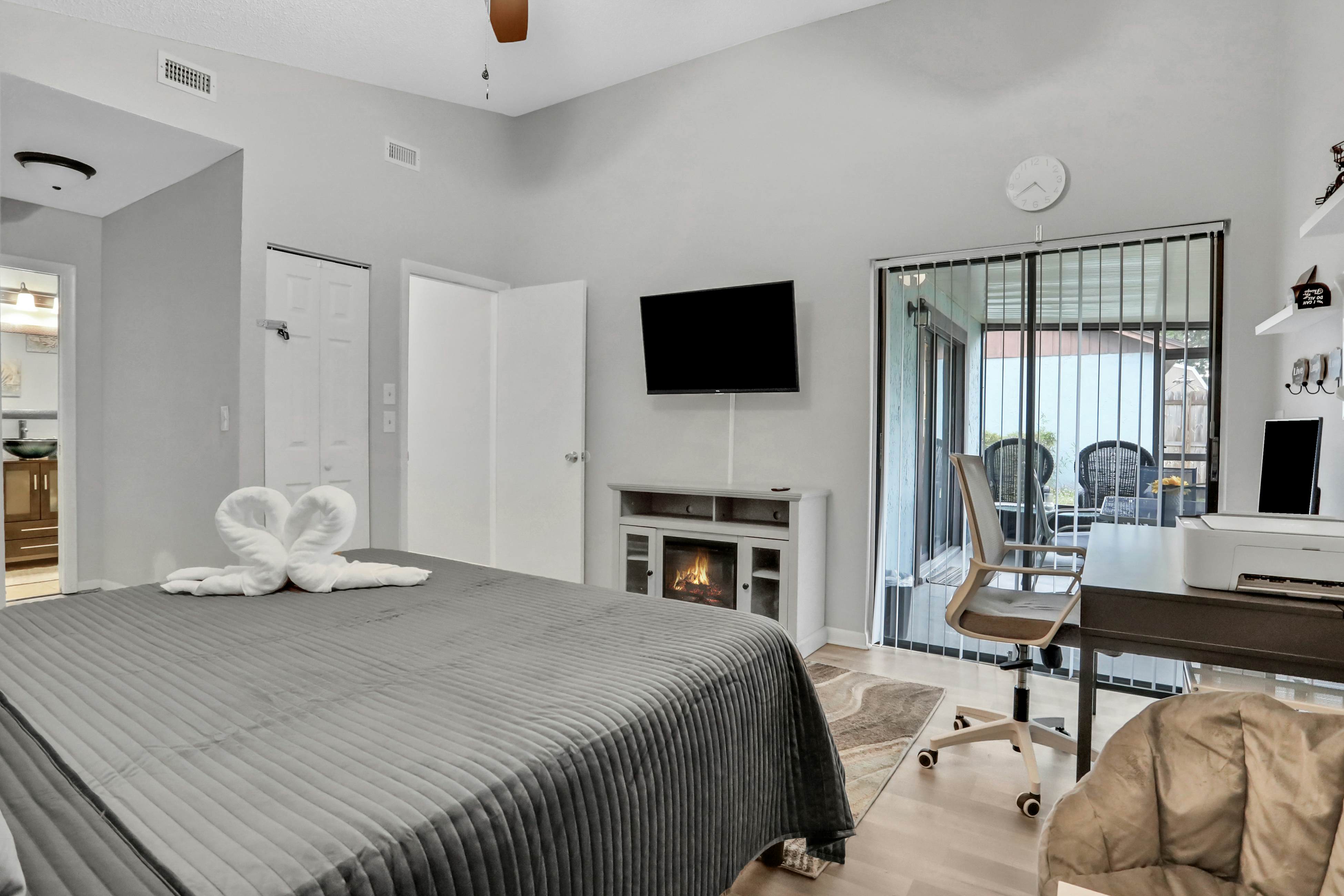 Dog-friendly lakeview home with full kitchen, yard, & washer/dryer