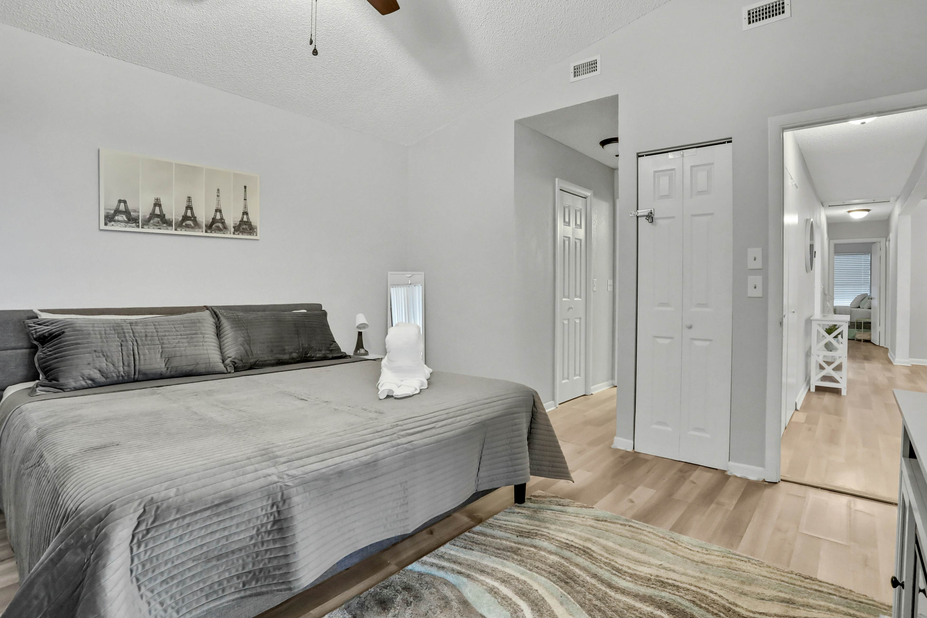 Dog-friendly lakeview home with full kitchen, yard, & washer/dryer