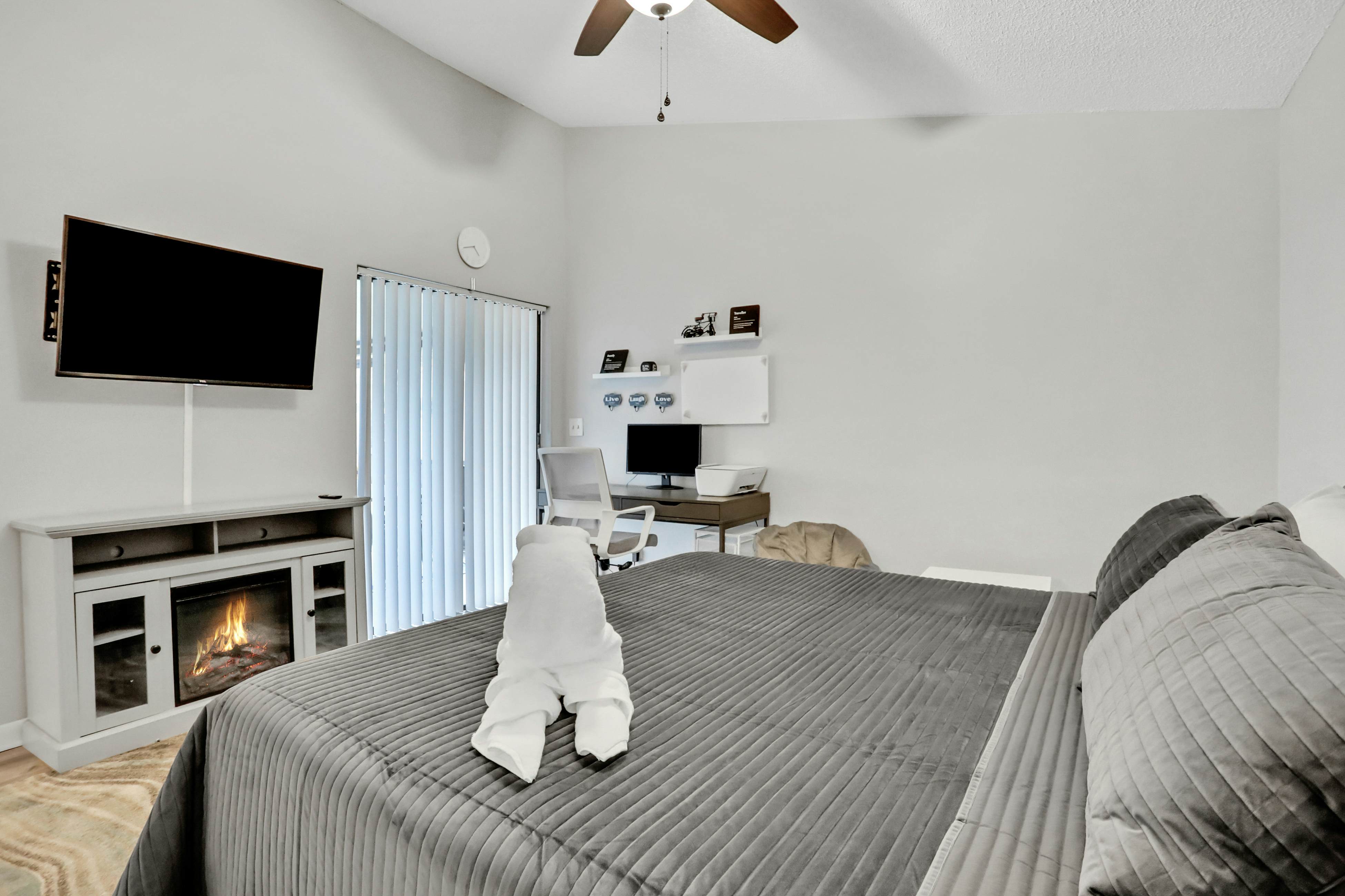 Dog-friendly lakeview home with full kitchen, yard, & washer/dryer