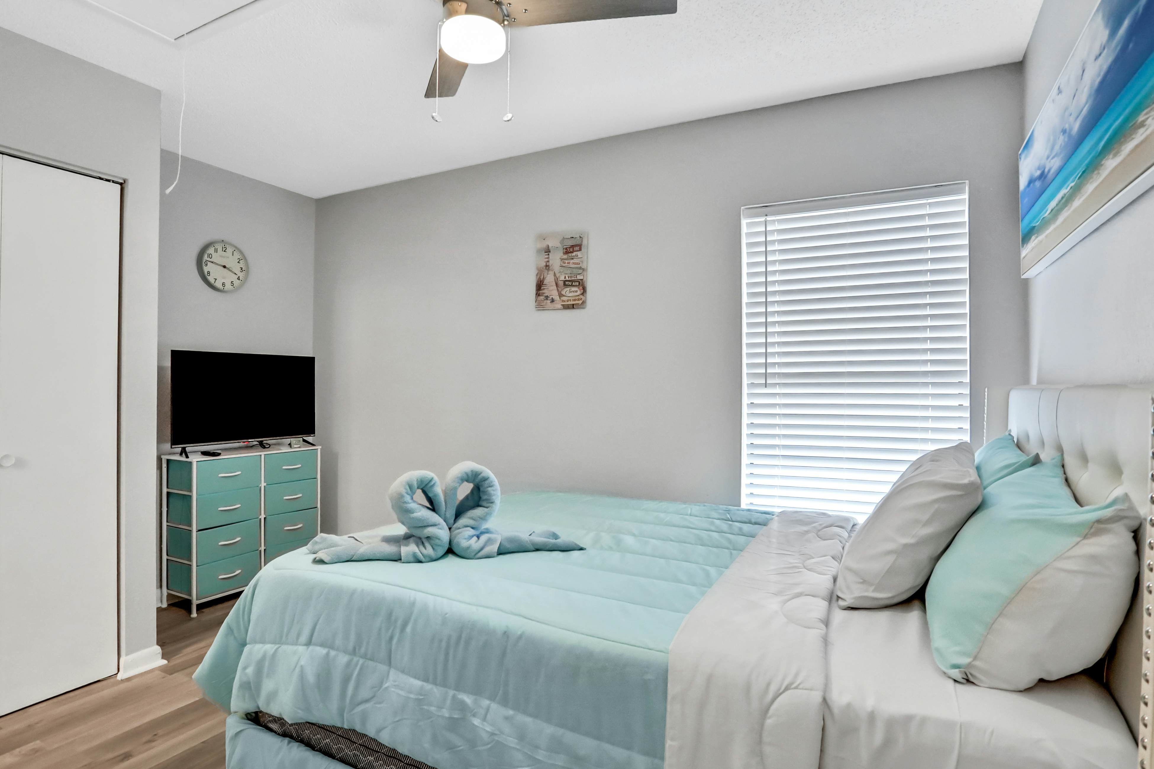 Dog-friendly lakeview home with full kitchen, yard, & washer/dryer