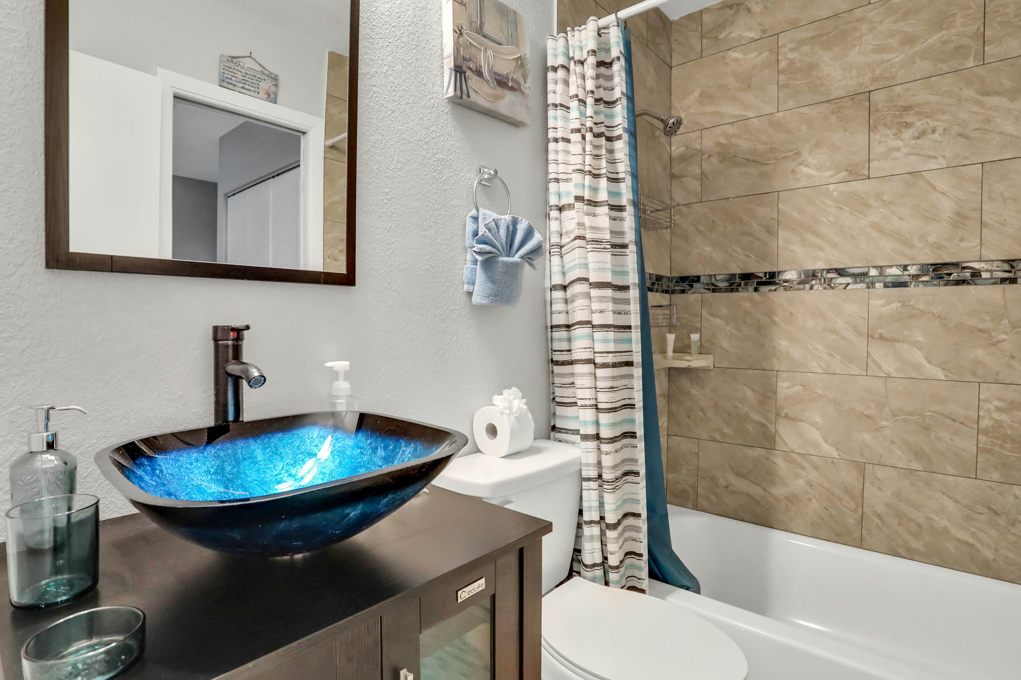 Dog-friendly lakeview home with full kitchen, yard, & washer/dryer