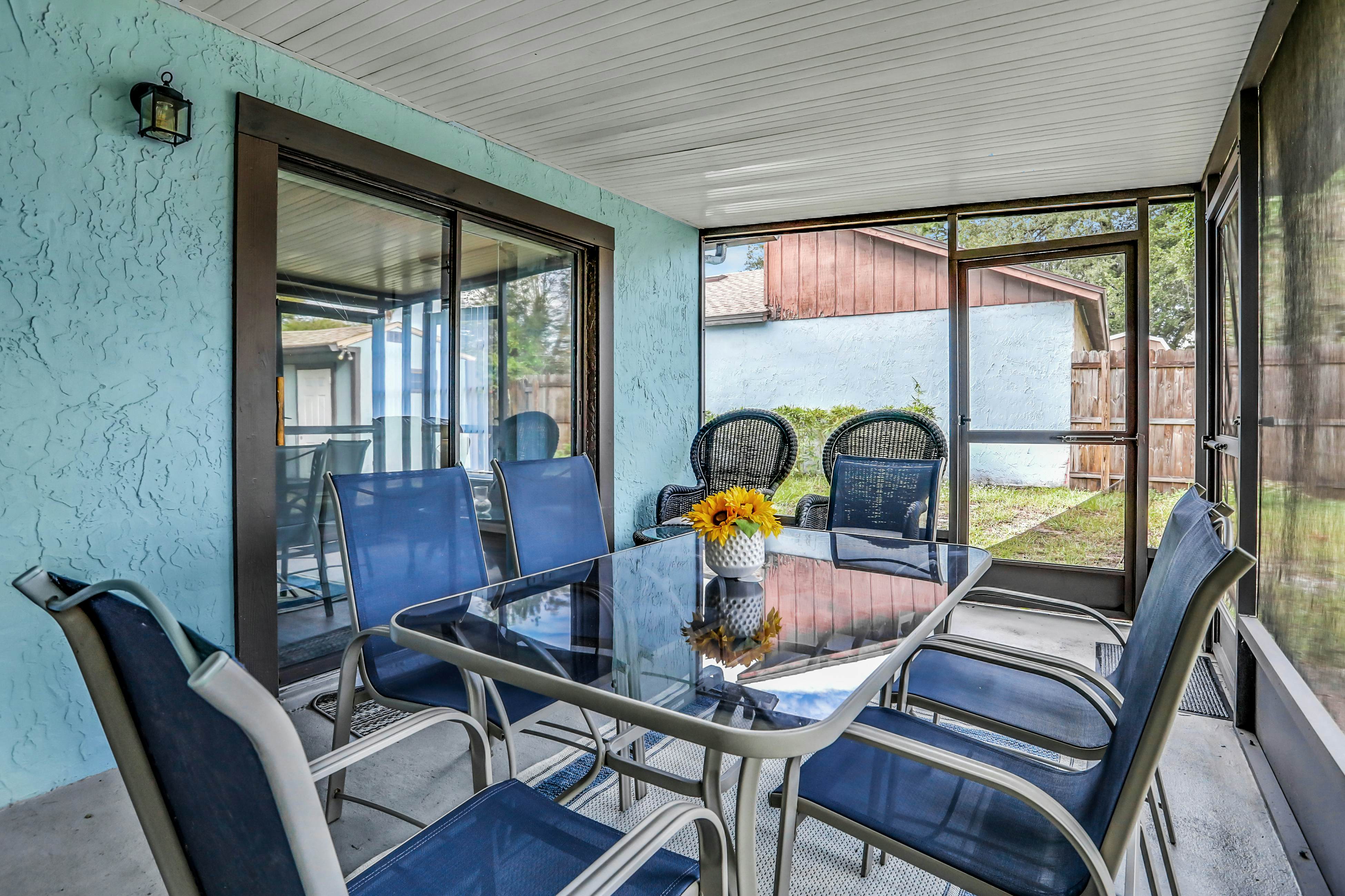 Dog-friendly lakeview home with full kitchen, yard, & washer/dryer