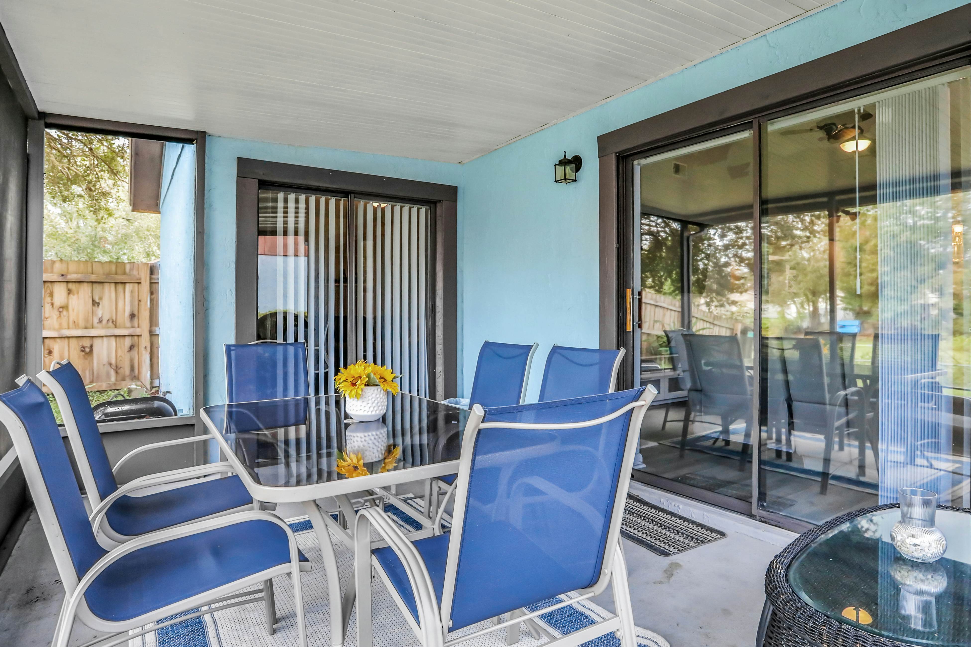 Dog-friendly lakeview home with full kitchen, yard, & washer/dryer