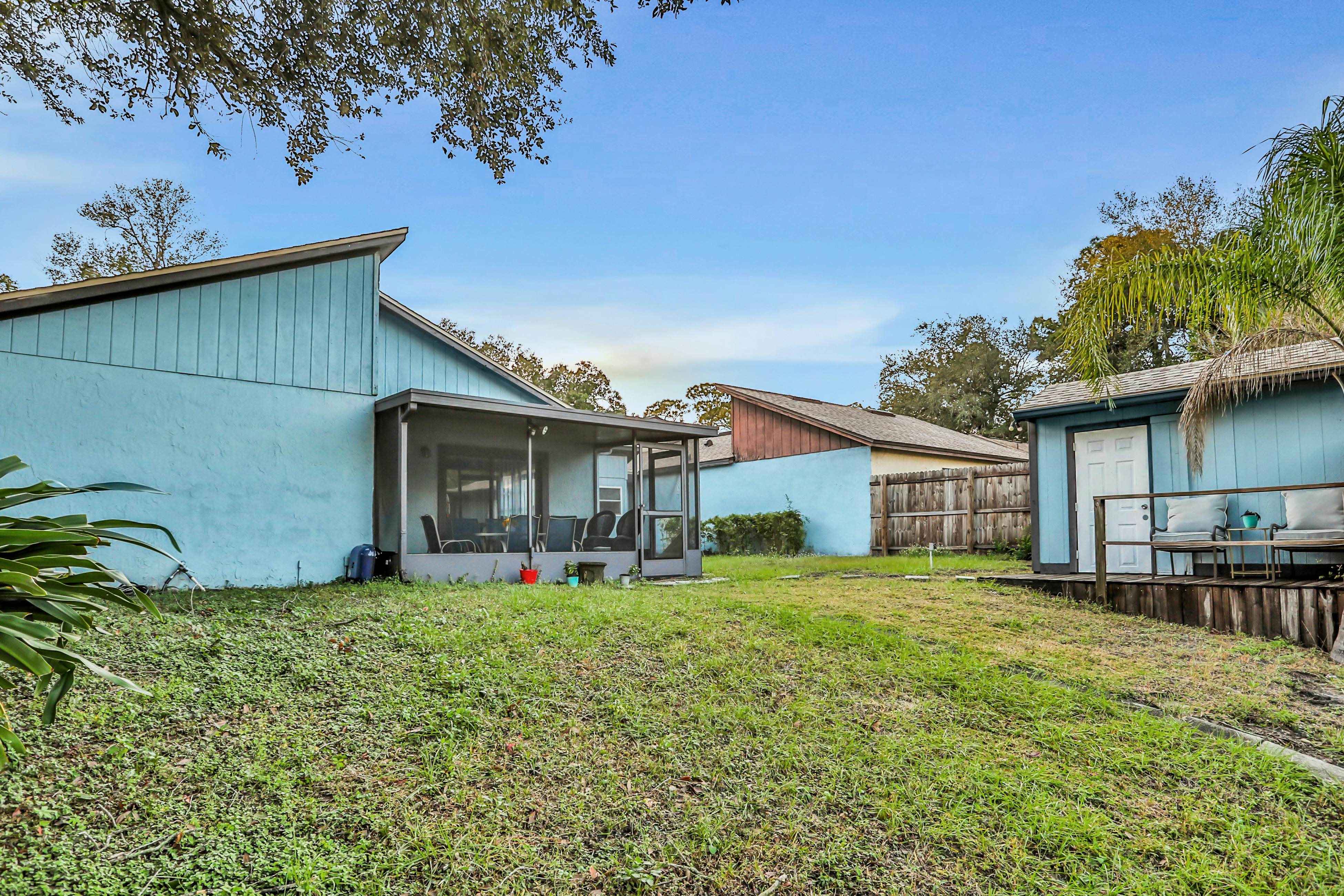 Dog-friendly lakeview home with full kitchen, yard, & washer/dryer