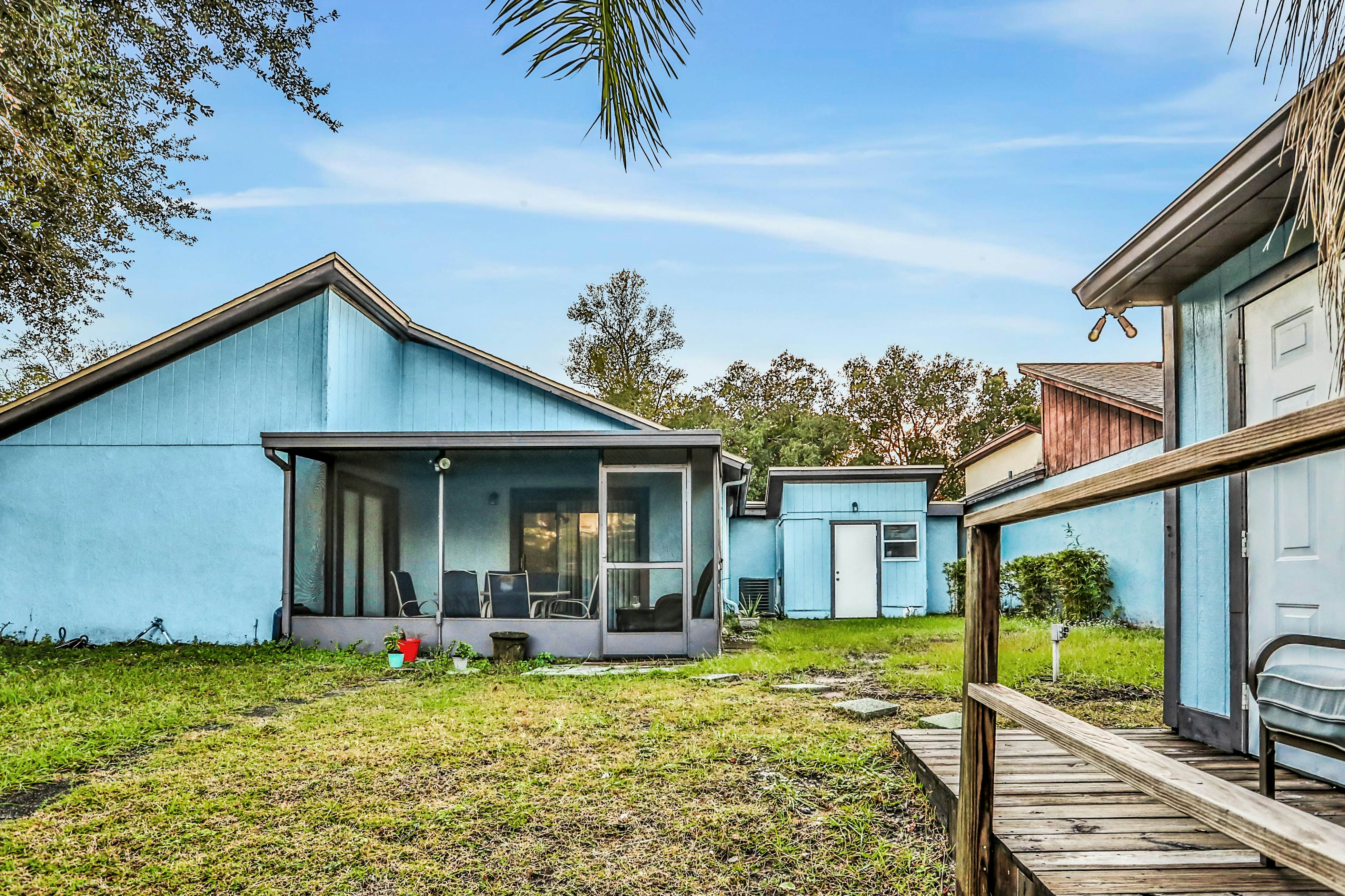 Dog-friendly lakeview home with full kitchen, yard, & washer/dryer