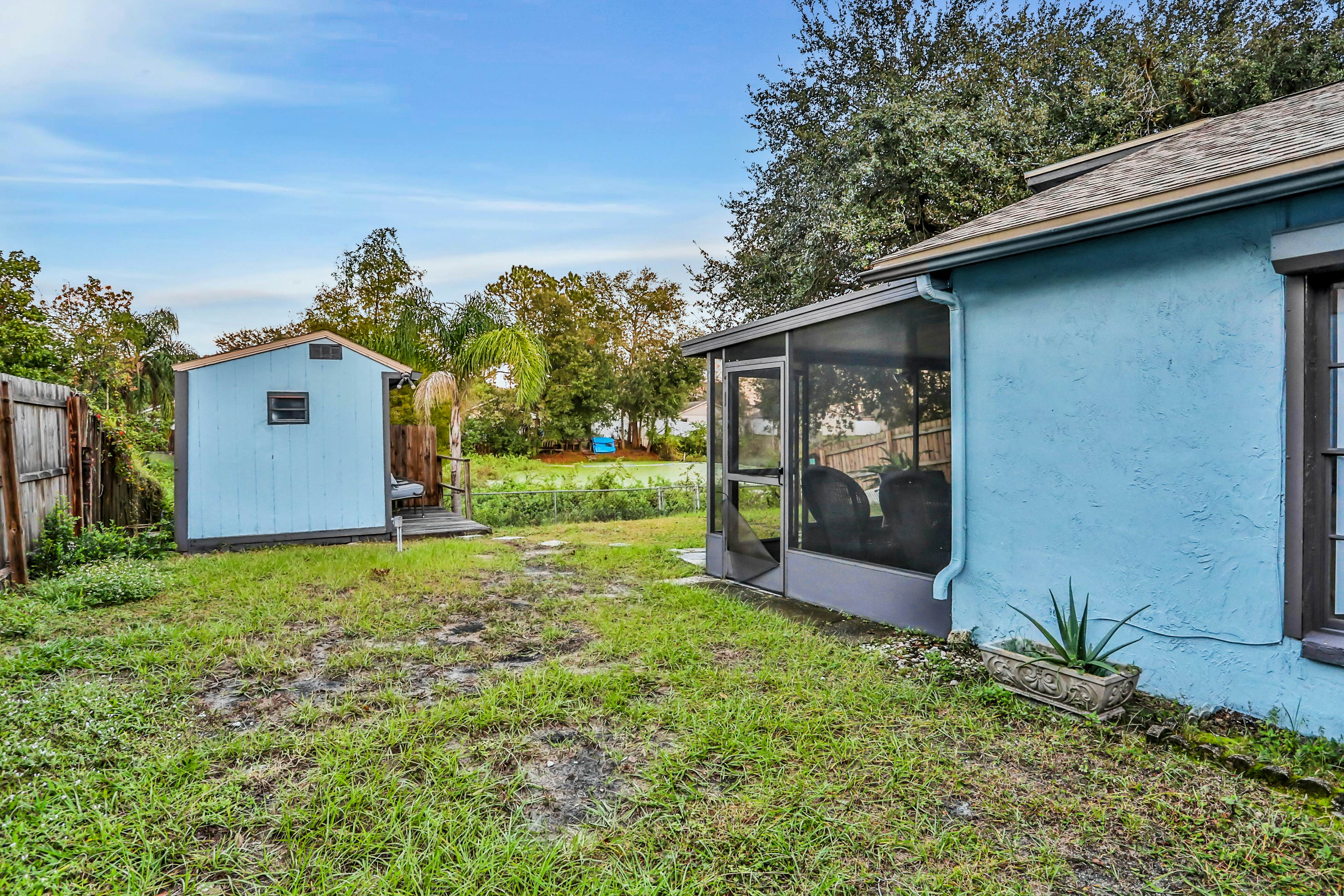 Dog-friendly lakeview home with full kitchen, yard, & washer/dryer