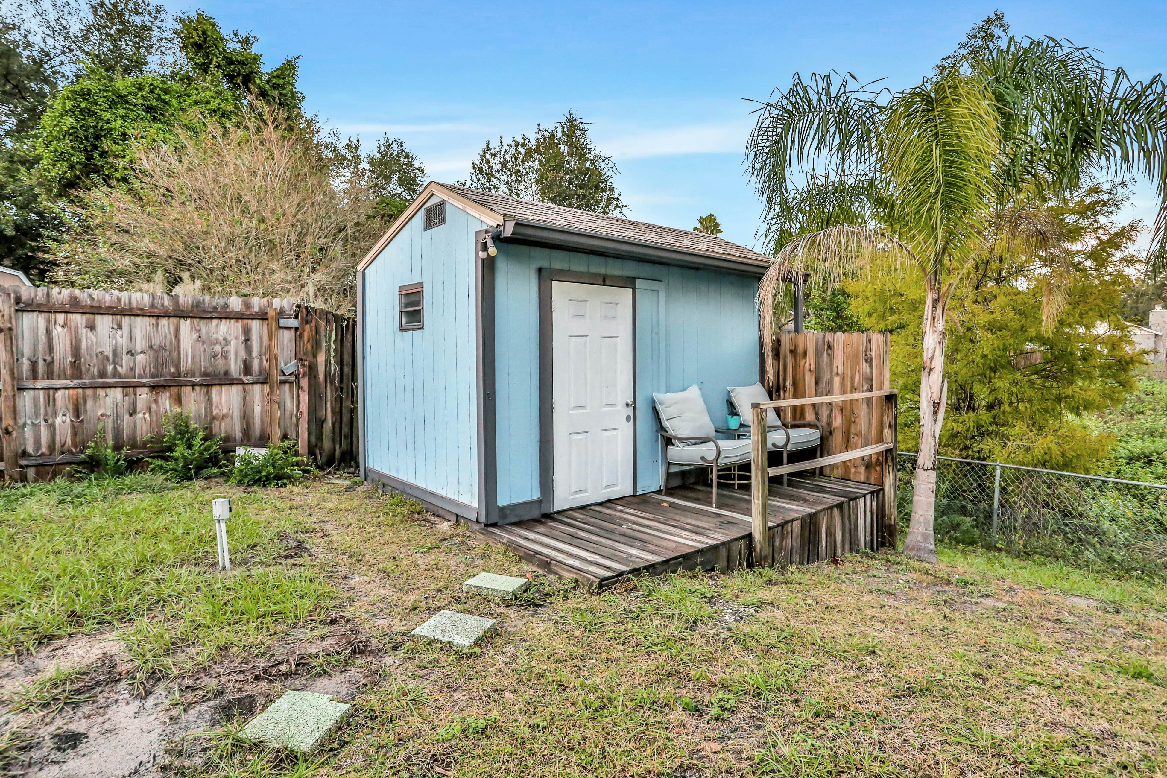 Dog-friendly lakeview home with full kitchen, yard, & washer/dryer