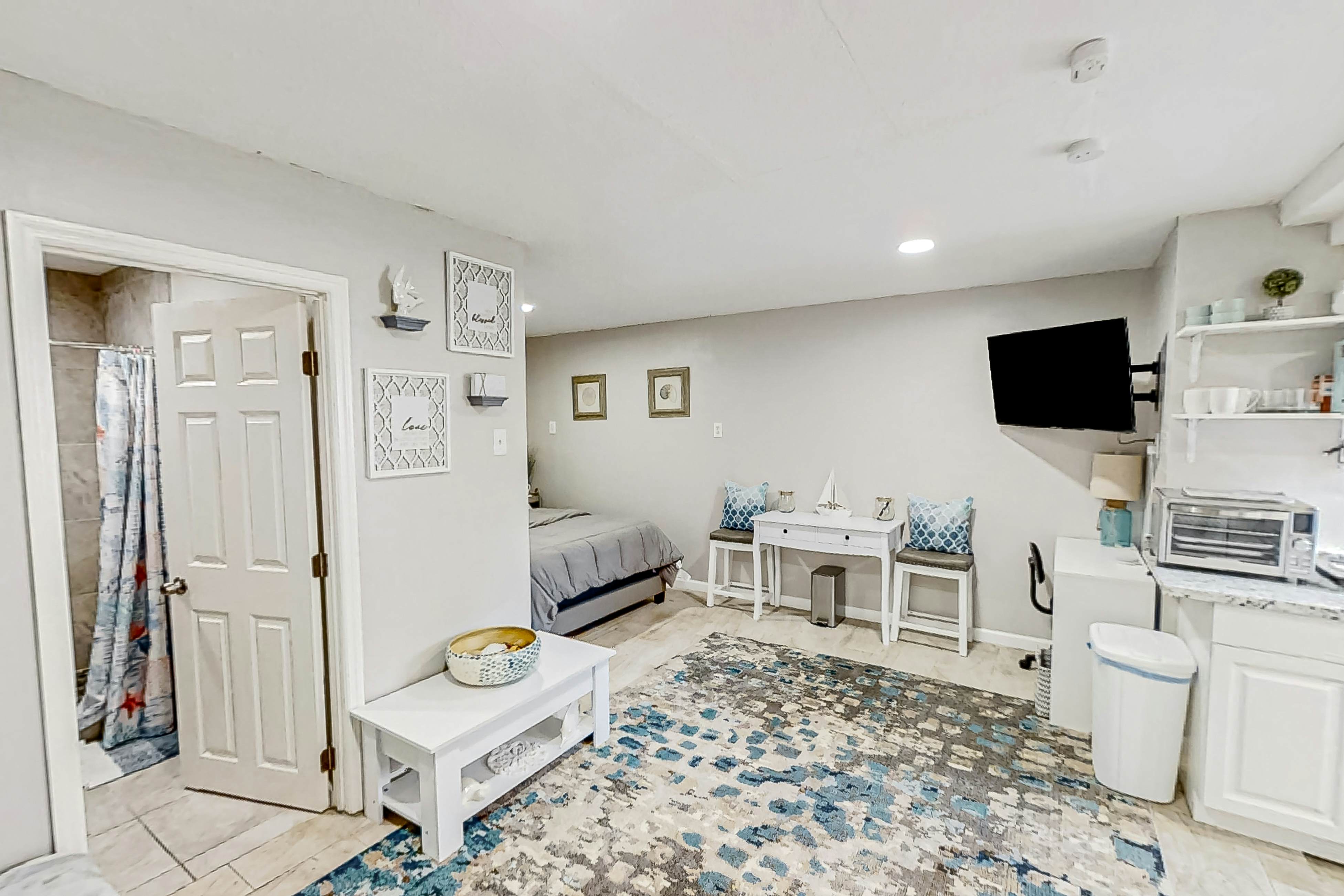 Dog-friendly lakeview home with full kitchen, yard, & washer/dryer