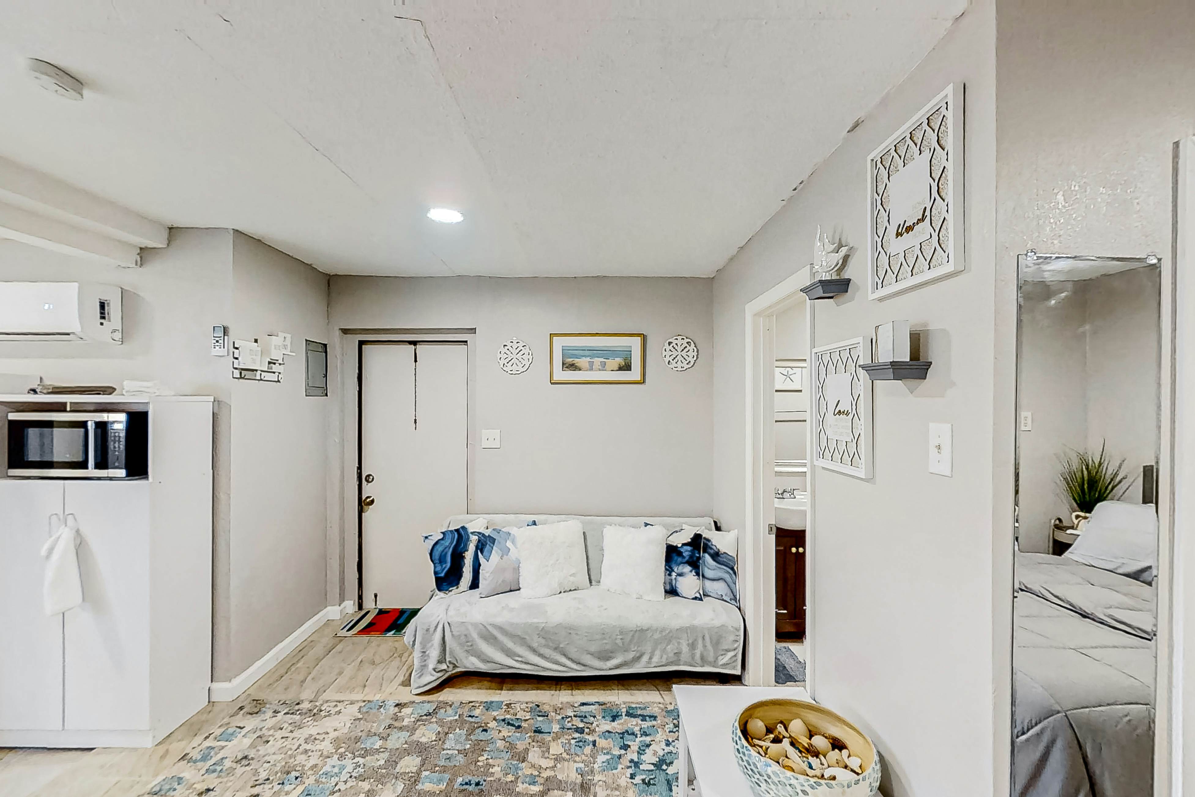 Dog-friendly lakeview home with full kitchen, yard, & washer/dryer