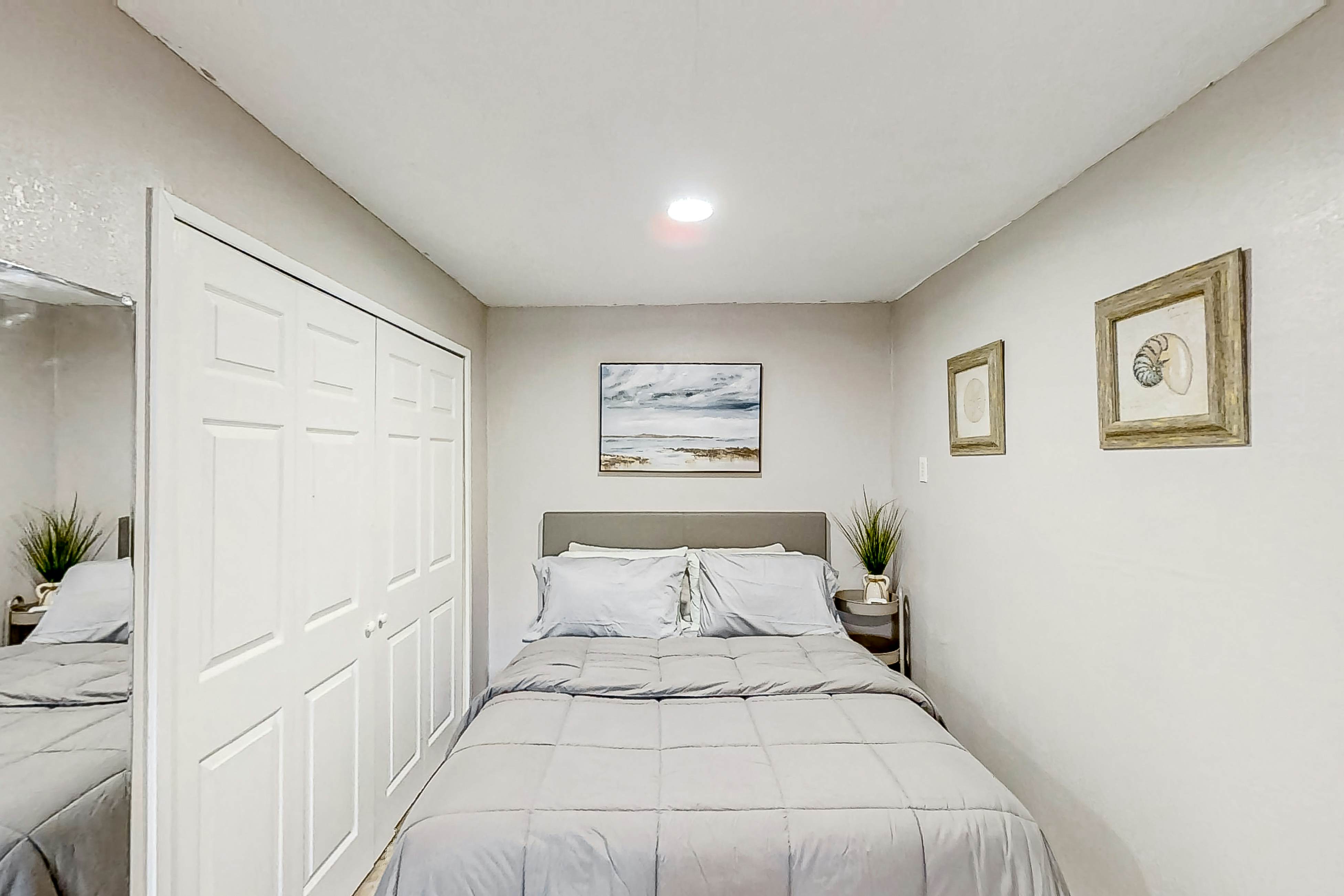 Dog-friendly lakeview home with full kitchen, yard, & washer/dryer