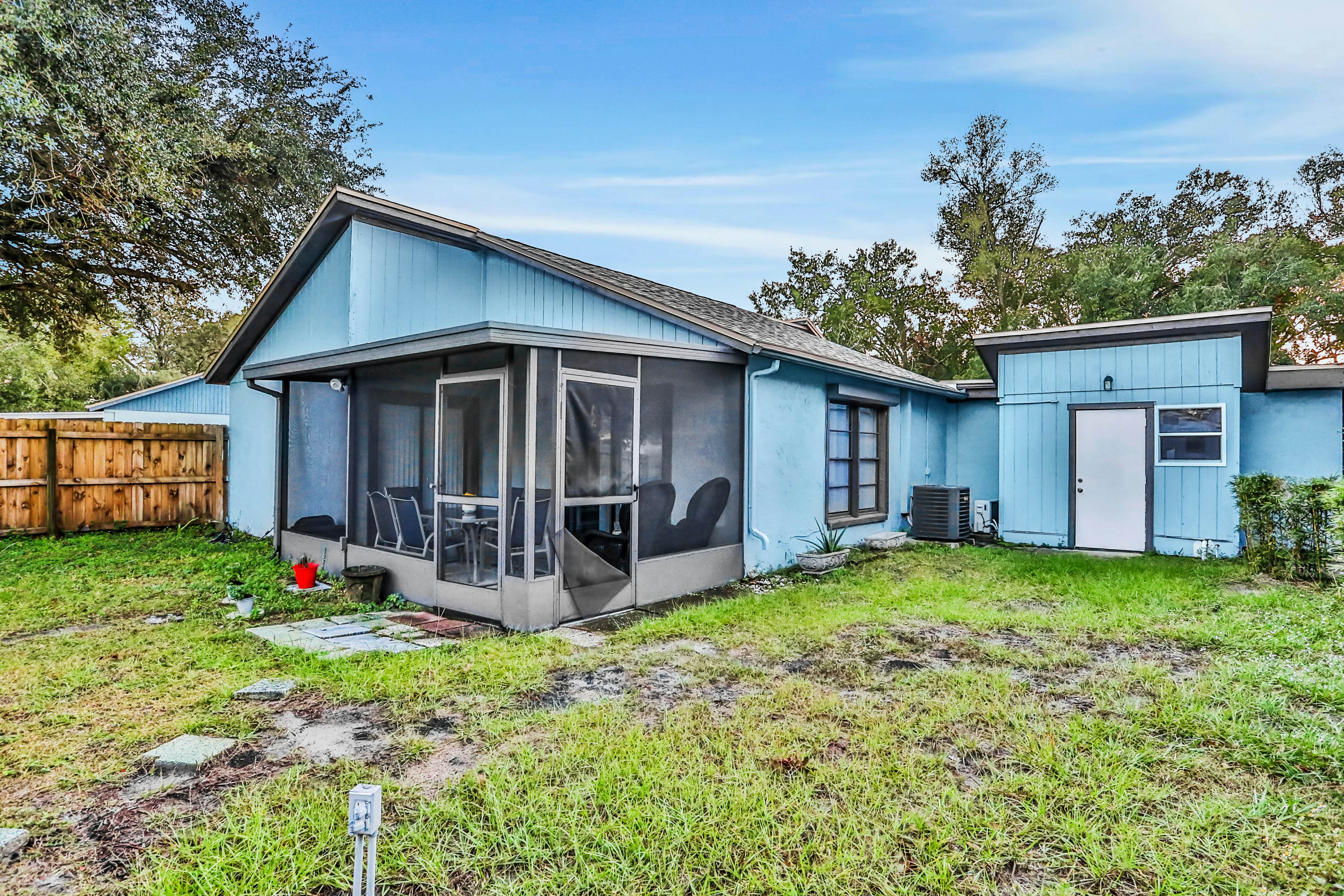 Dog-friendly lakeview home with full kitchen, yard, & washer/dryer