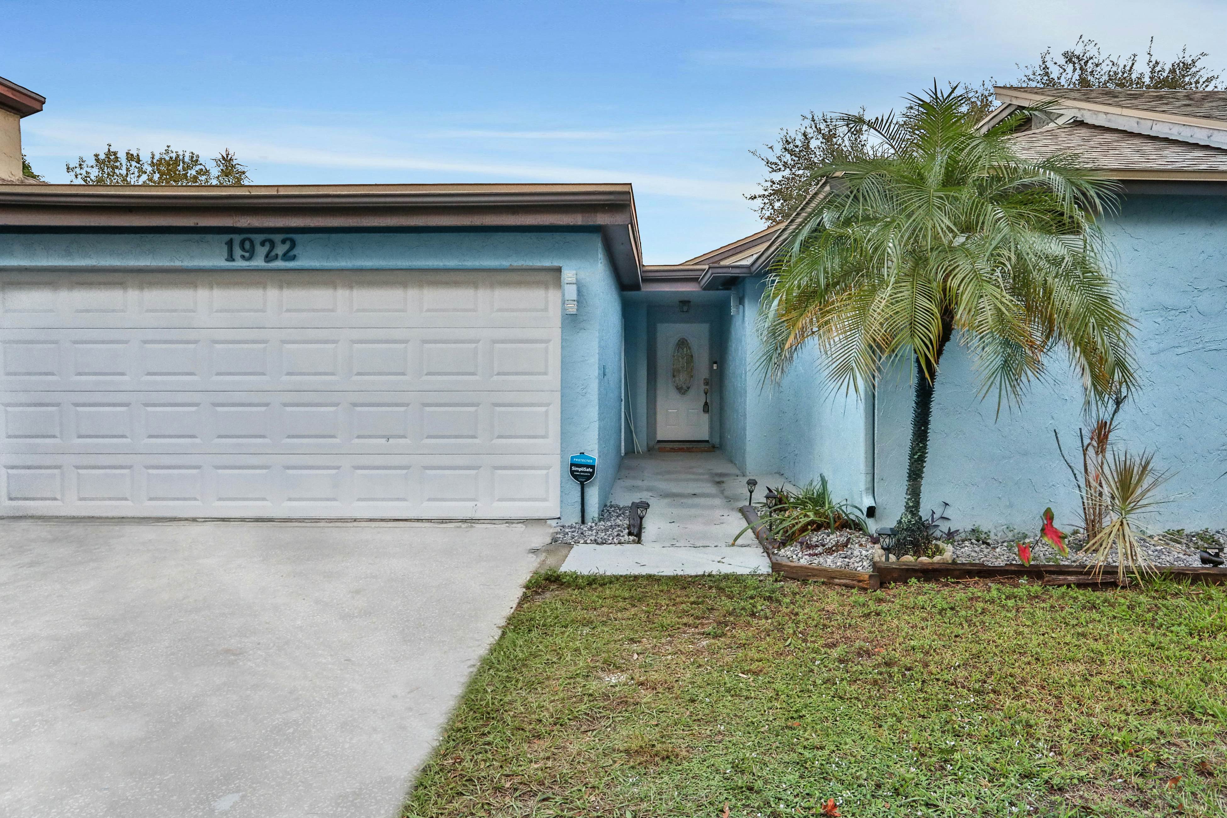 Dog-friendly lakeview home with full kitchen, yard, & washer/dryer