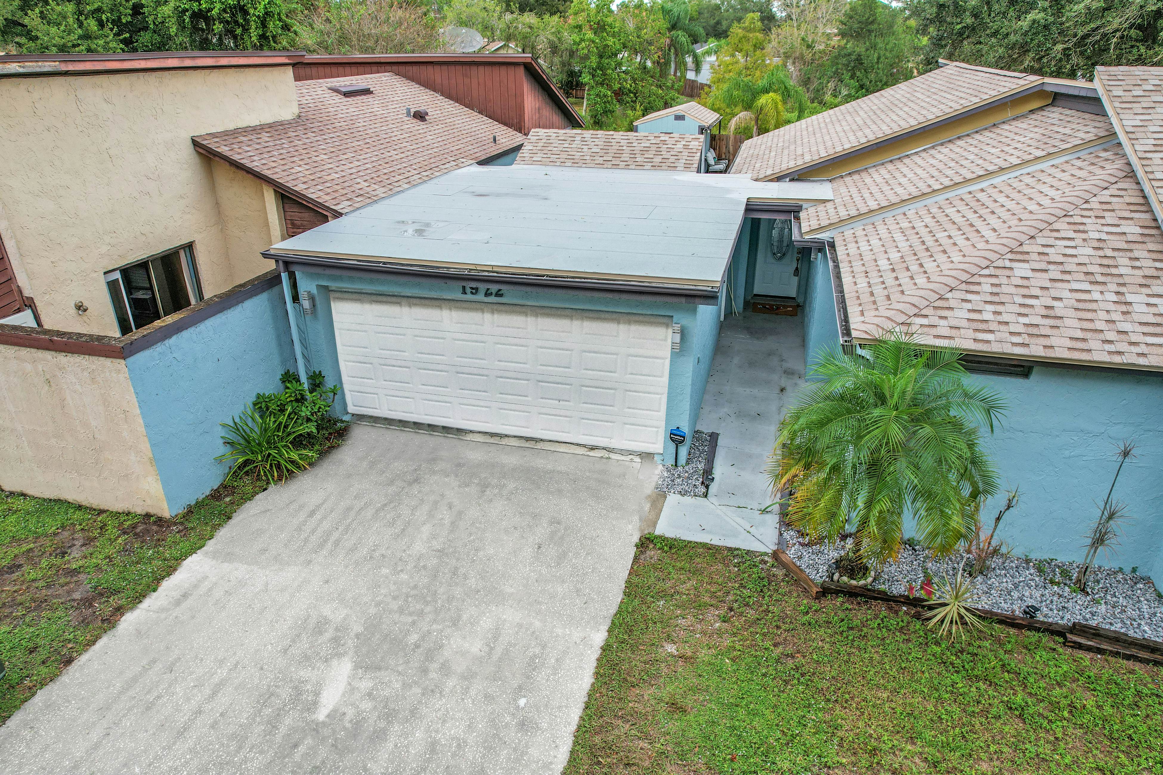 Dog-friendly lakeview home with full kitchen, yard, & washer/dryer