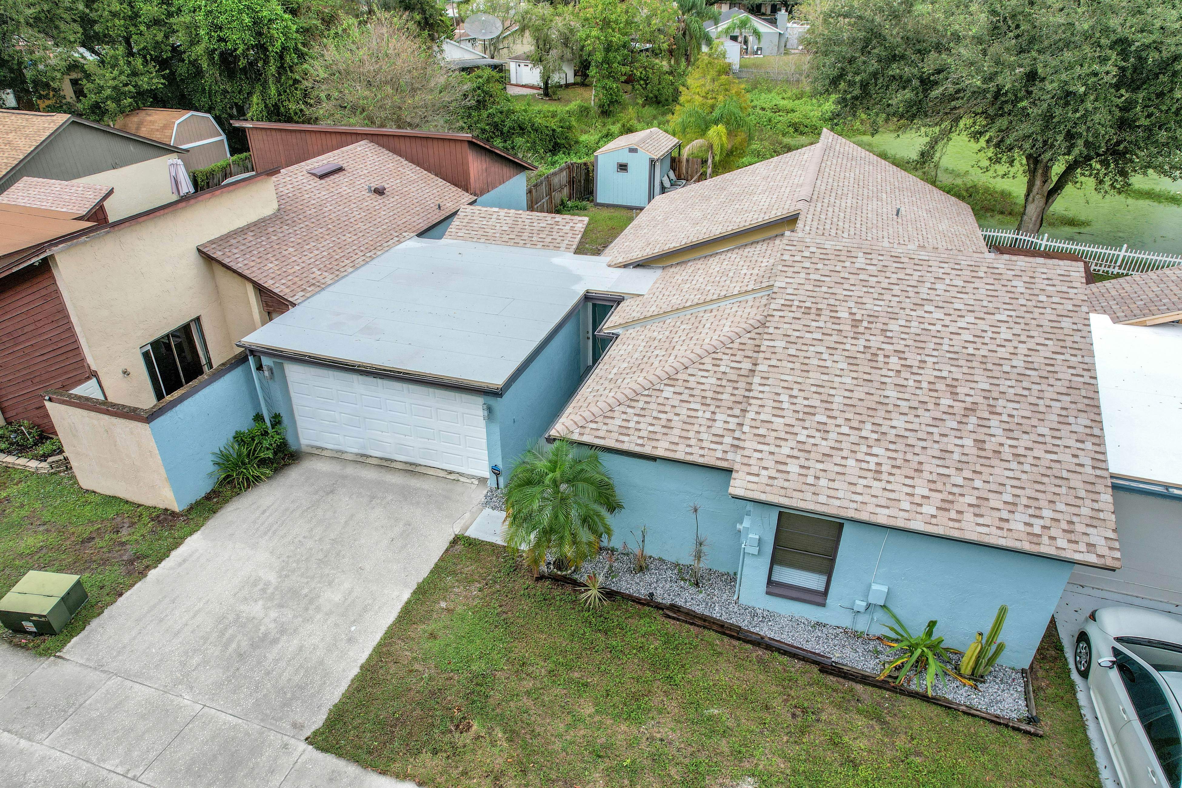 Dog-friendly lakeview home with full kitchen, yard, & washer/dryer