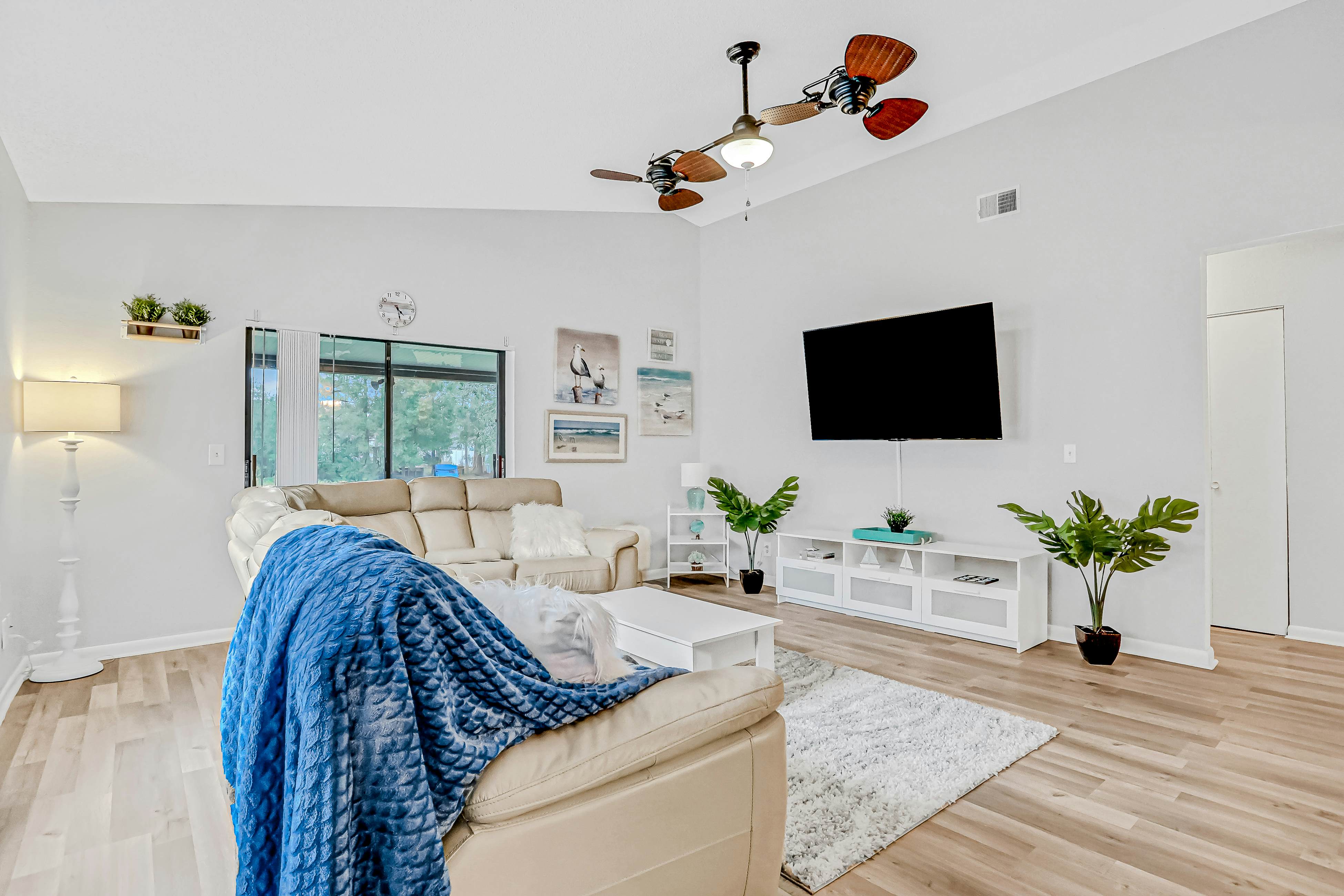 Dog-friendly lakeview home with large yard, private washer/dryer, & central AC