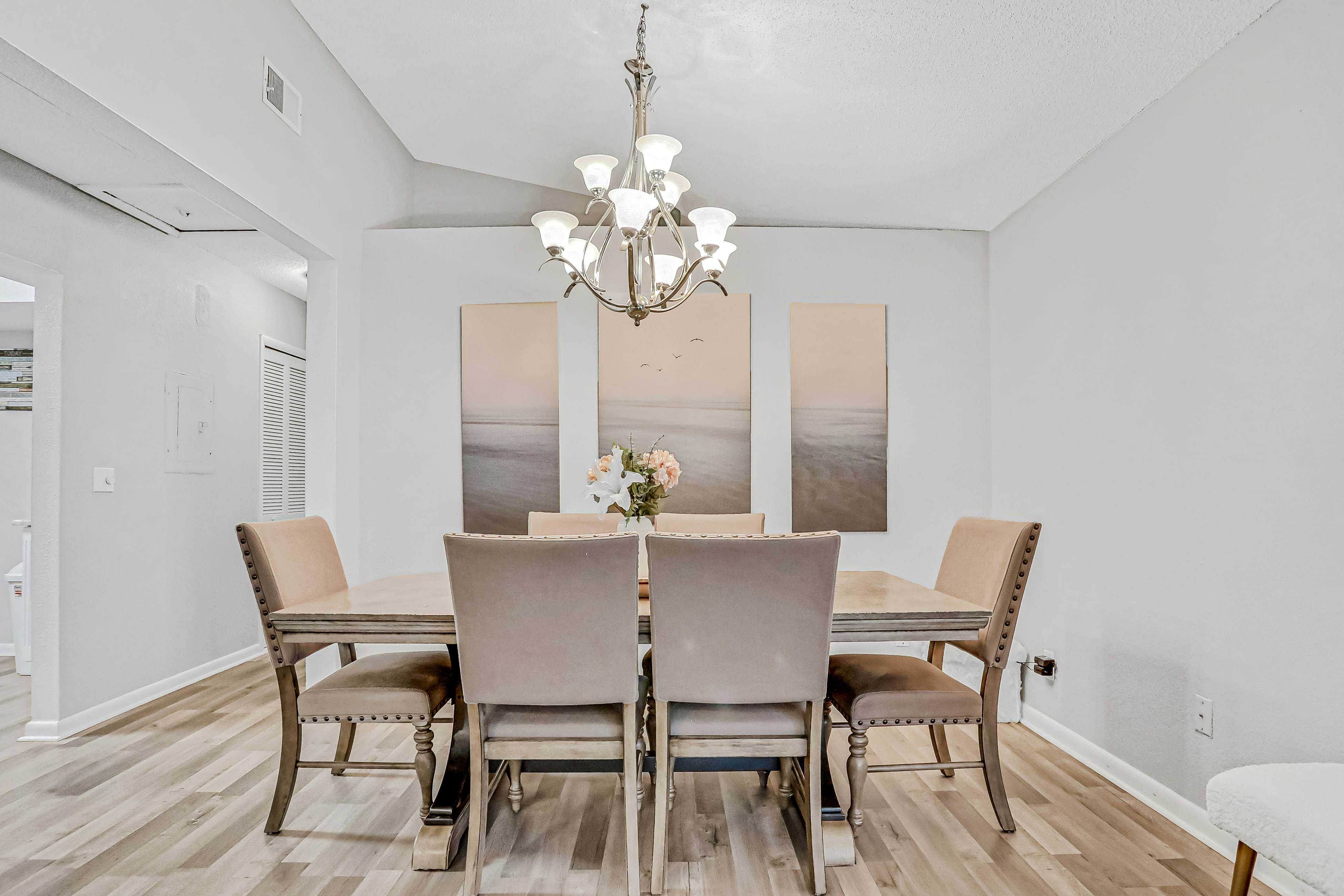 Dog-friendly lakeview home with large yard, private washer/dryer, & central AC