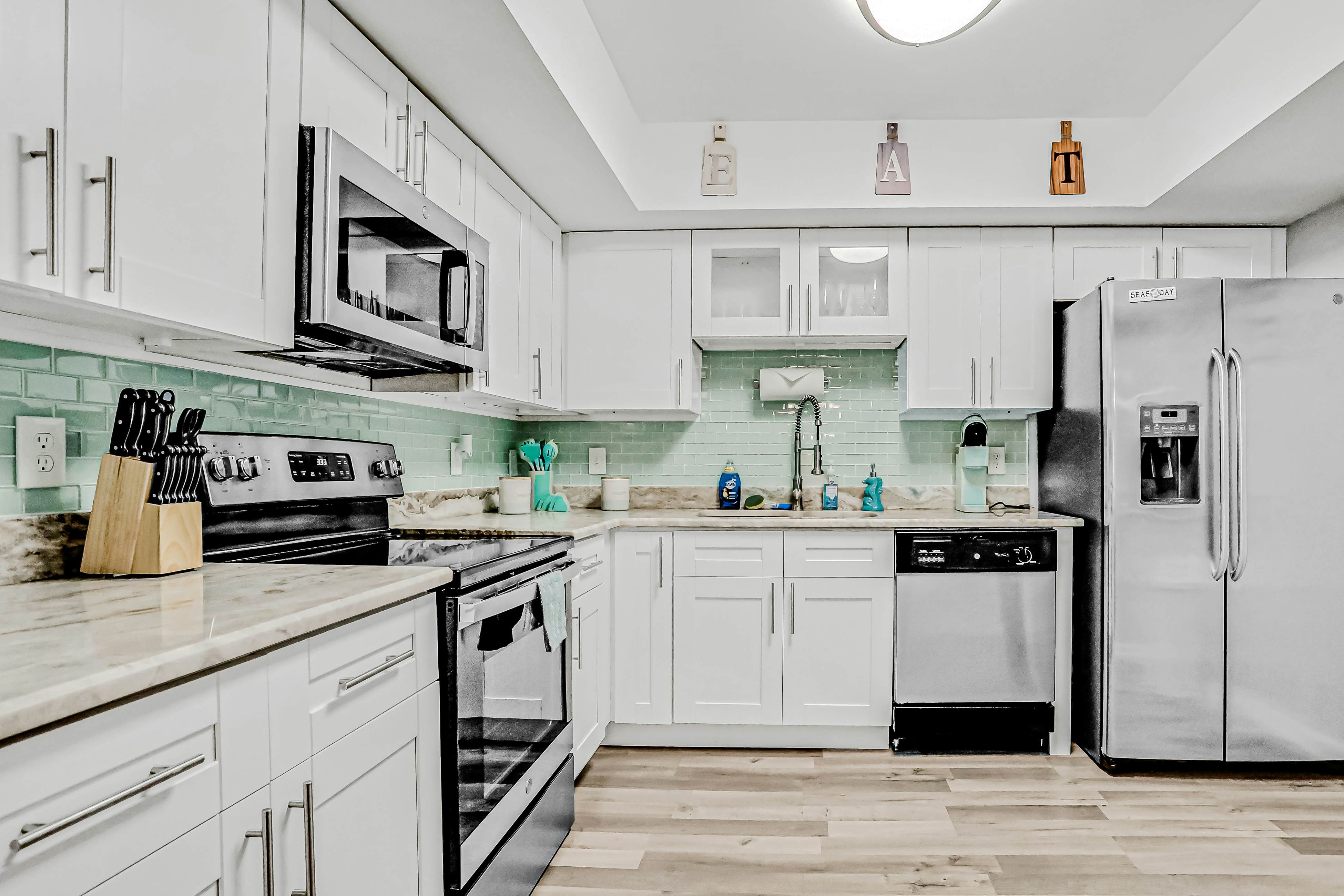 Dog-friendly lakeview home with large yard, private washer/dryer, & central AC