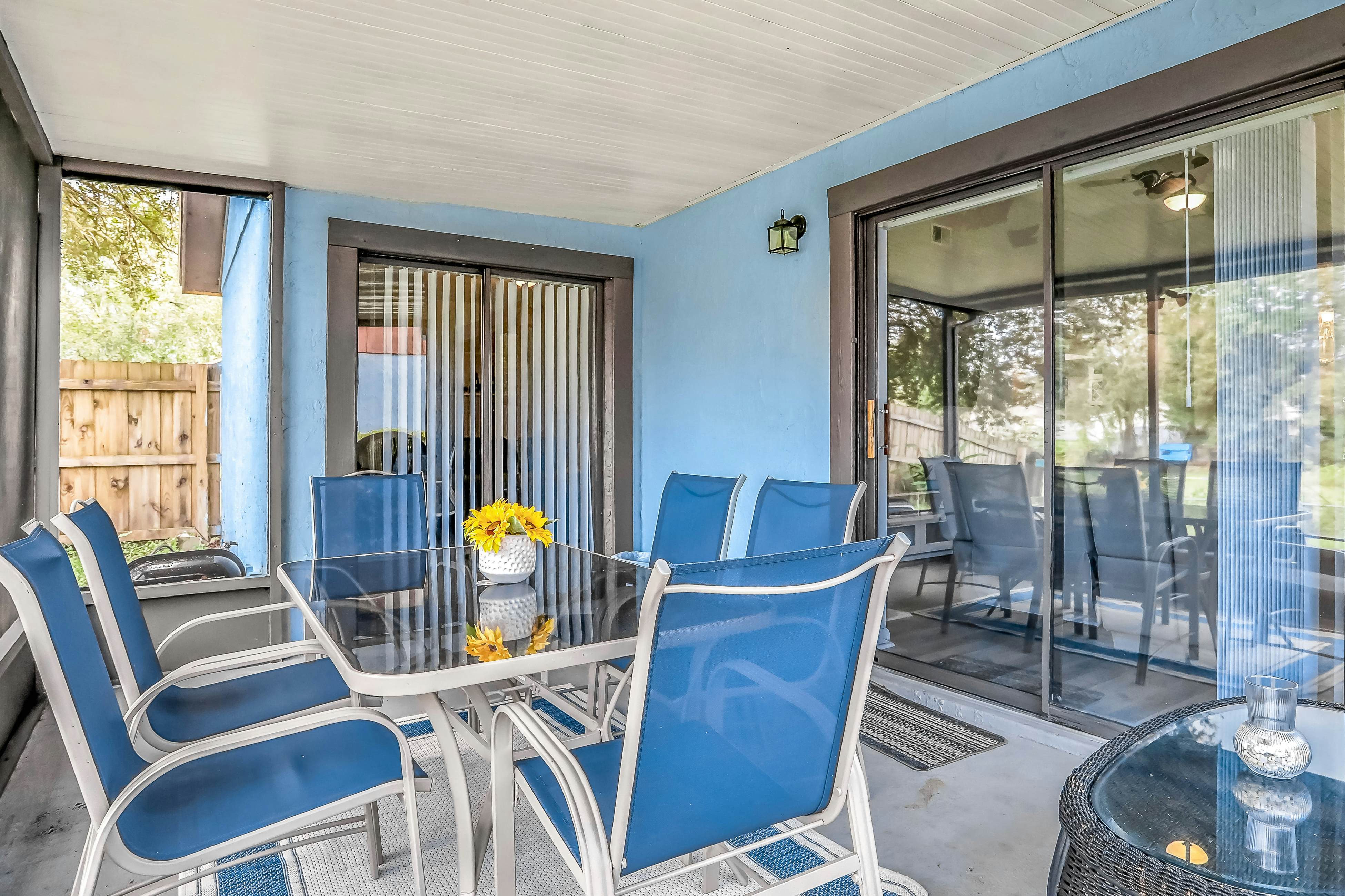 Dog-friendly lakeview home with large yard, private washer/dryer, & central AC