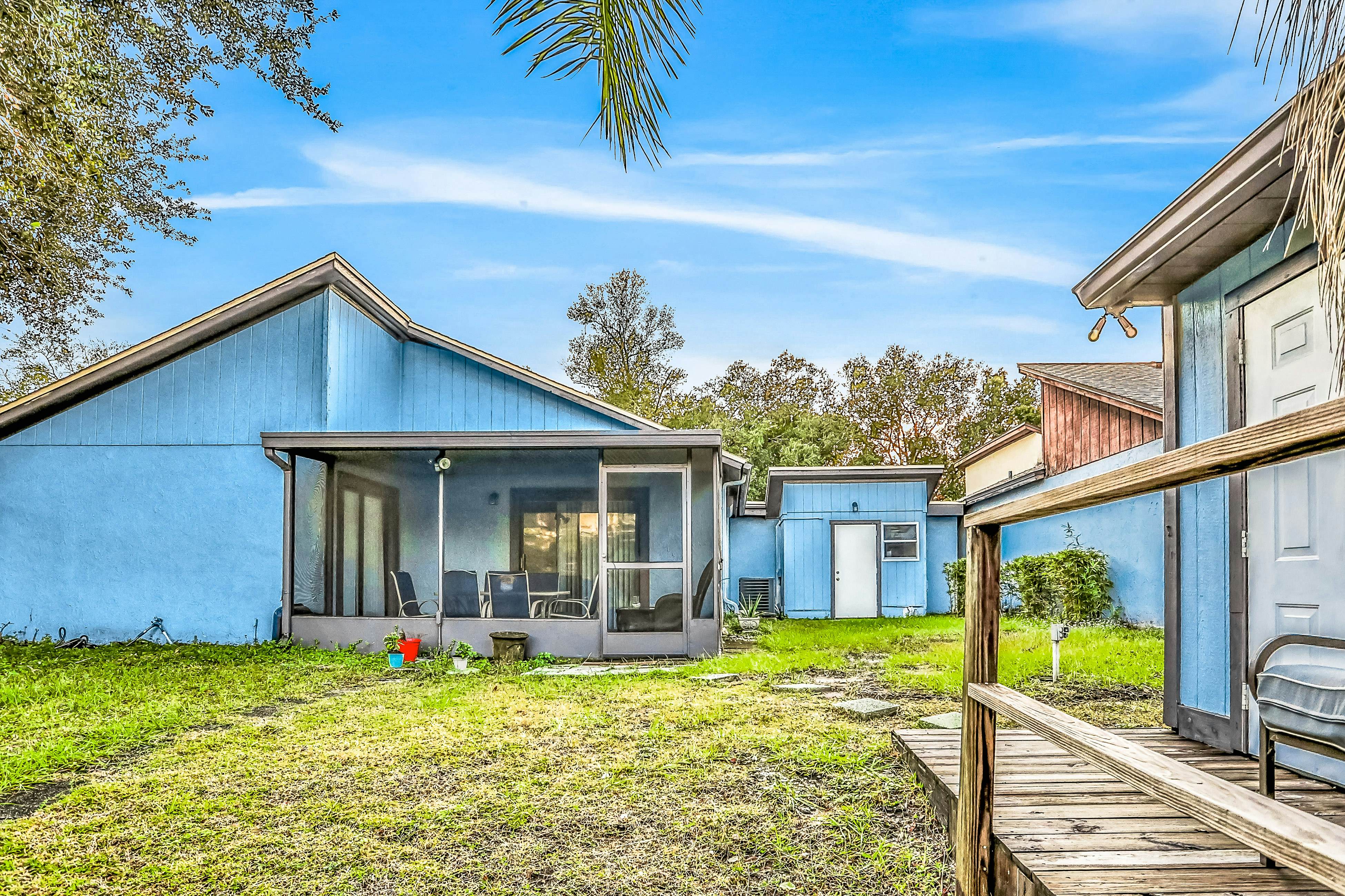 Dog-friendly lakeview home with large yard, private washer/dryer, & central AC