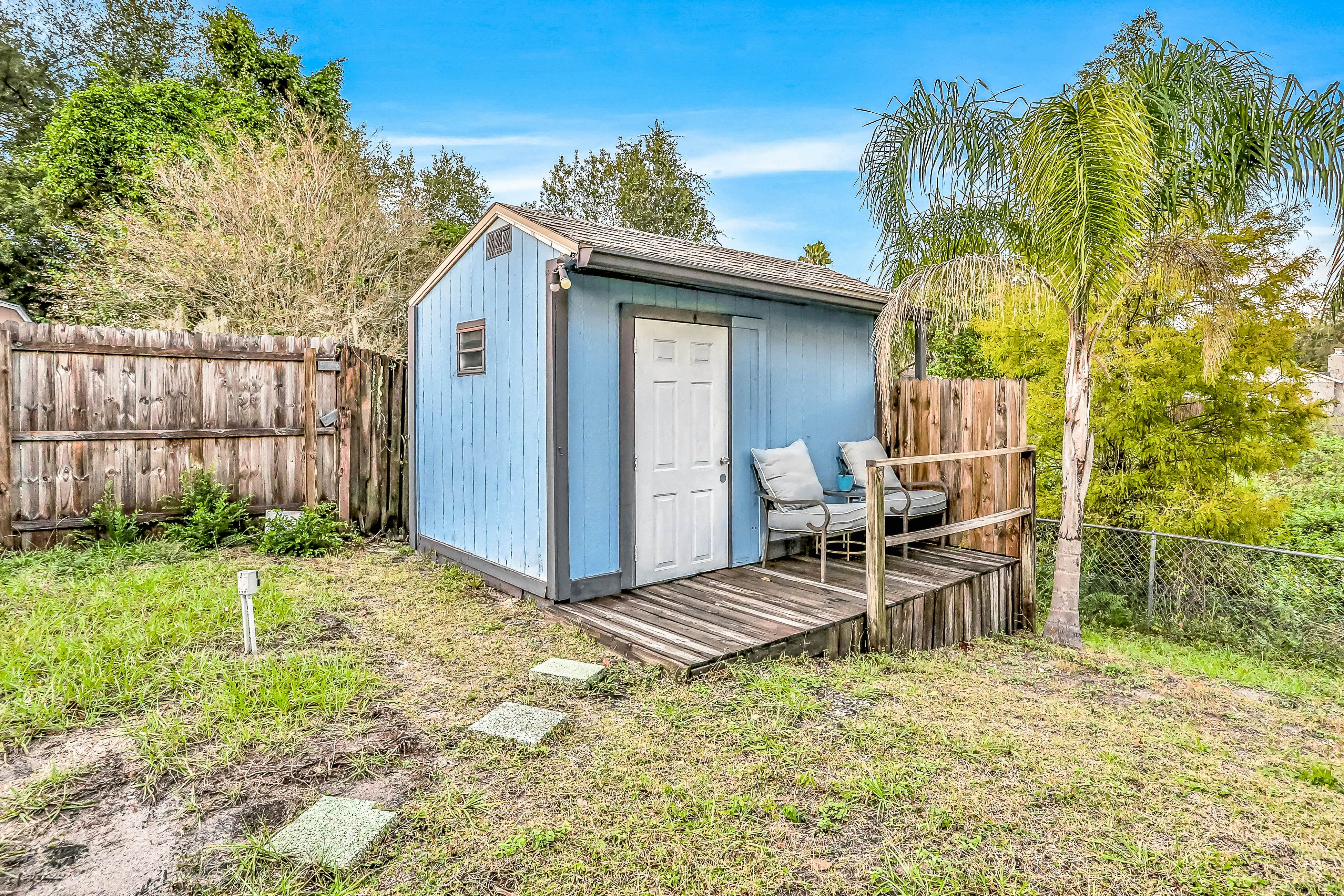 Dog-friendly lakeview home with large yard, private washer/dryer, & central AC