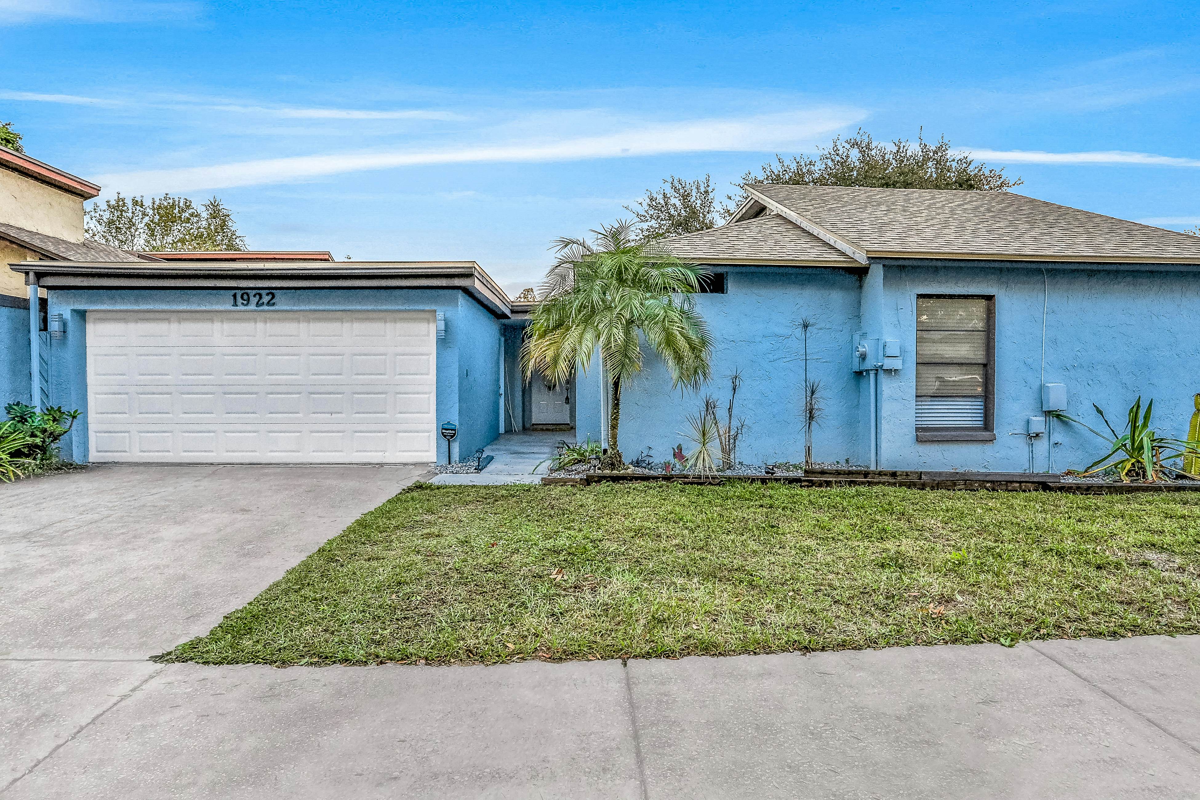 Dog-friendly lakeview home with large yard, private washer/dryer, & central AC