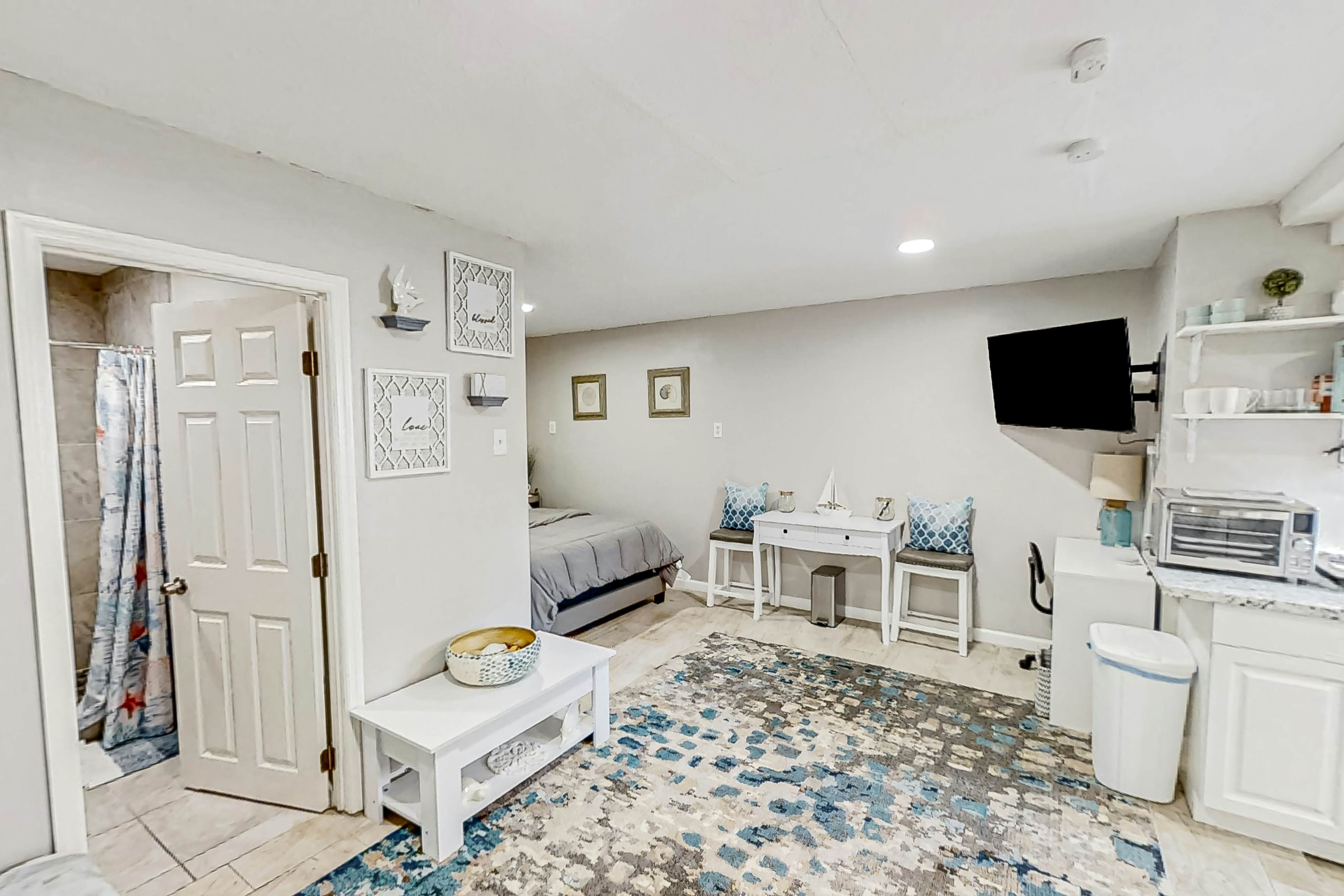 Dog-friendly, lakeview retreat with kitchenette, yard, & electric grill