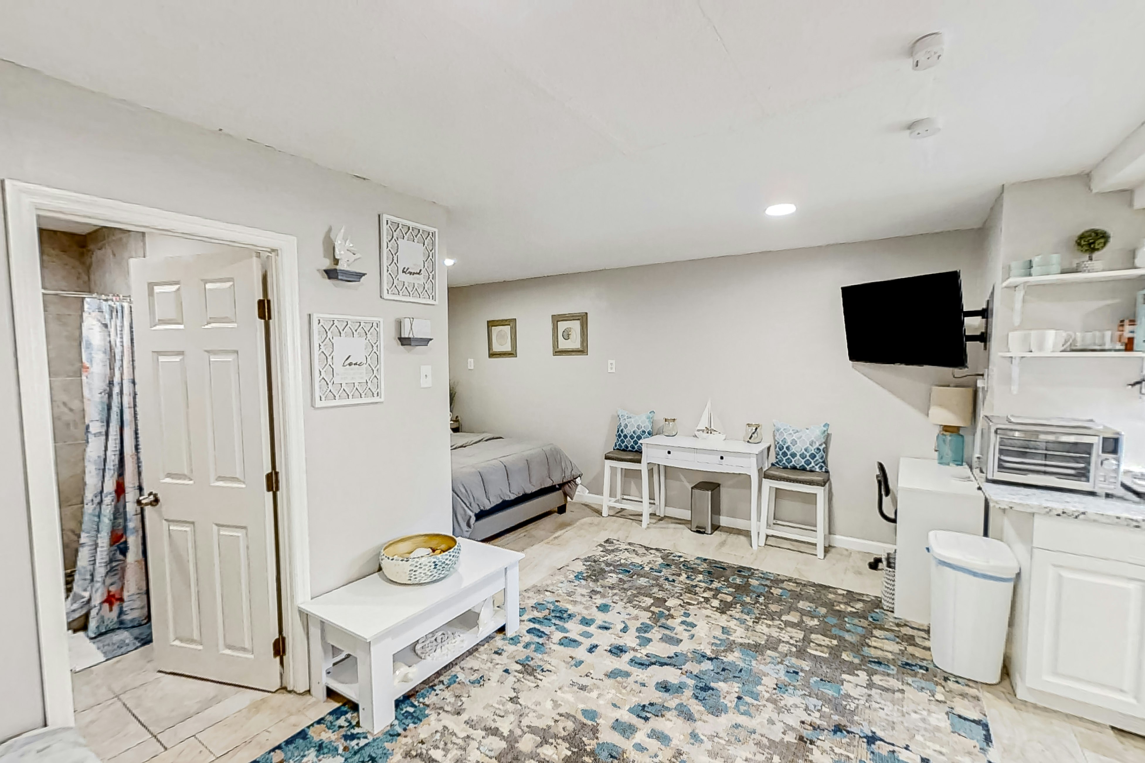 Dog-friendly, lakeview retreat with kitchenette, yard, & electric grill