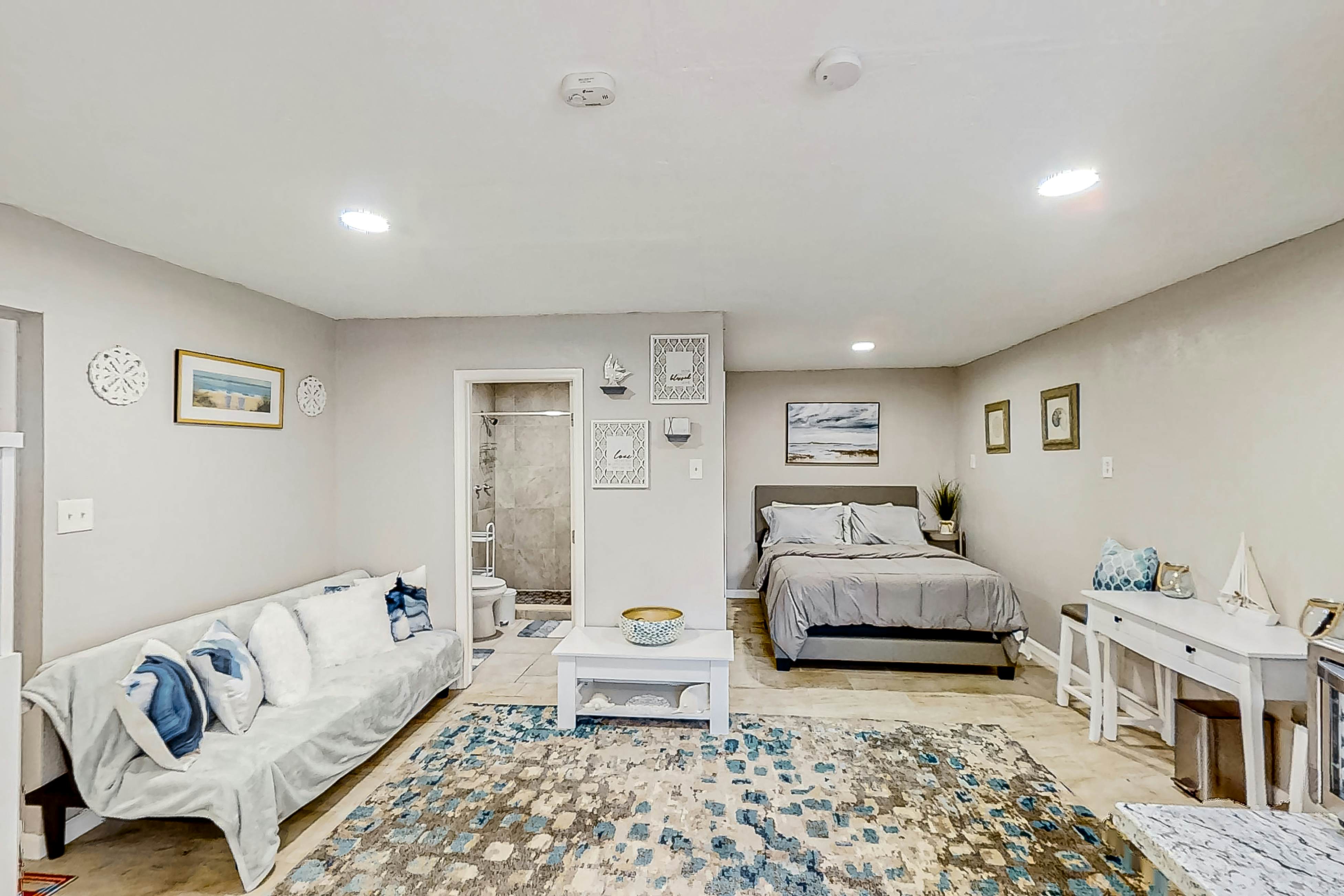 Dog-friendly, lakeview retreat with kitchenette, yard, & electric grill