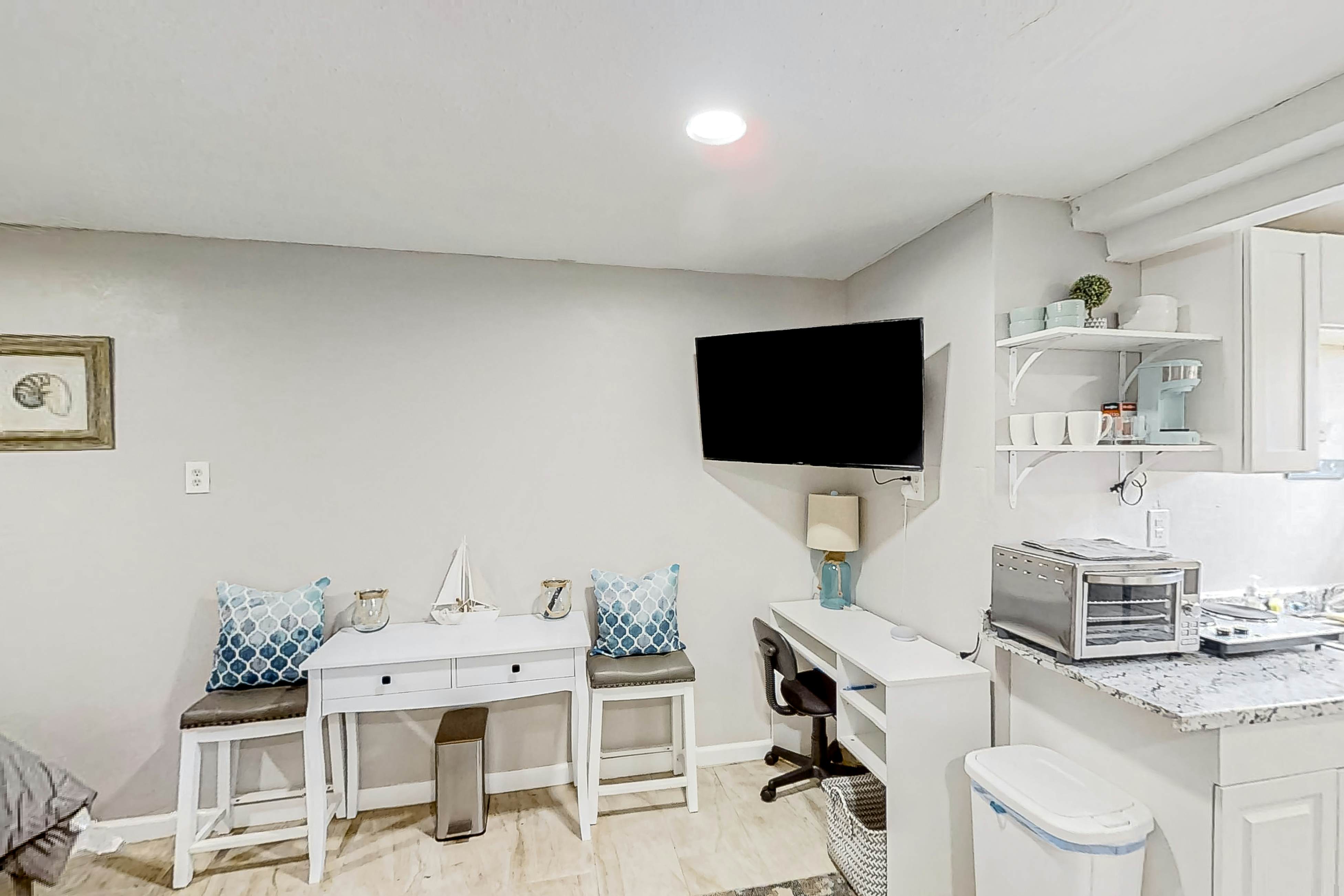 Dog-friendly, lakeview retreat with kitchenette, yard, & electric grill