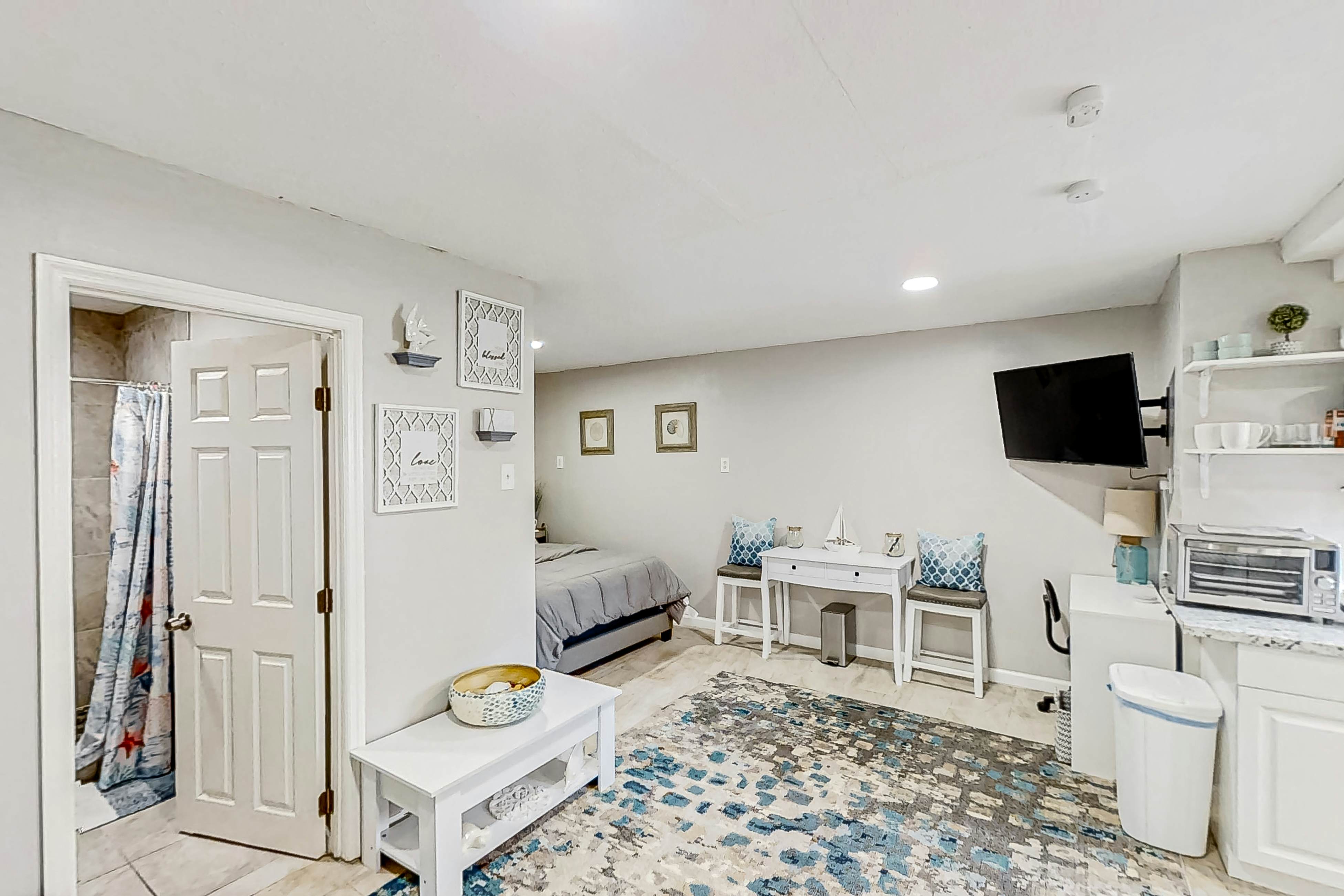 Dog-friendly, lakeview retreat with kitchenette, yard, & electric grill