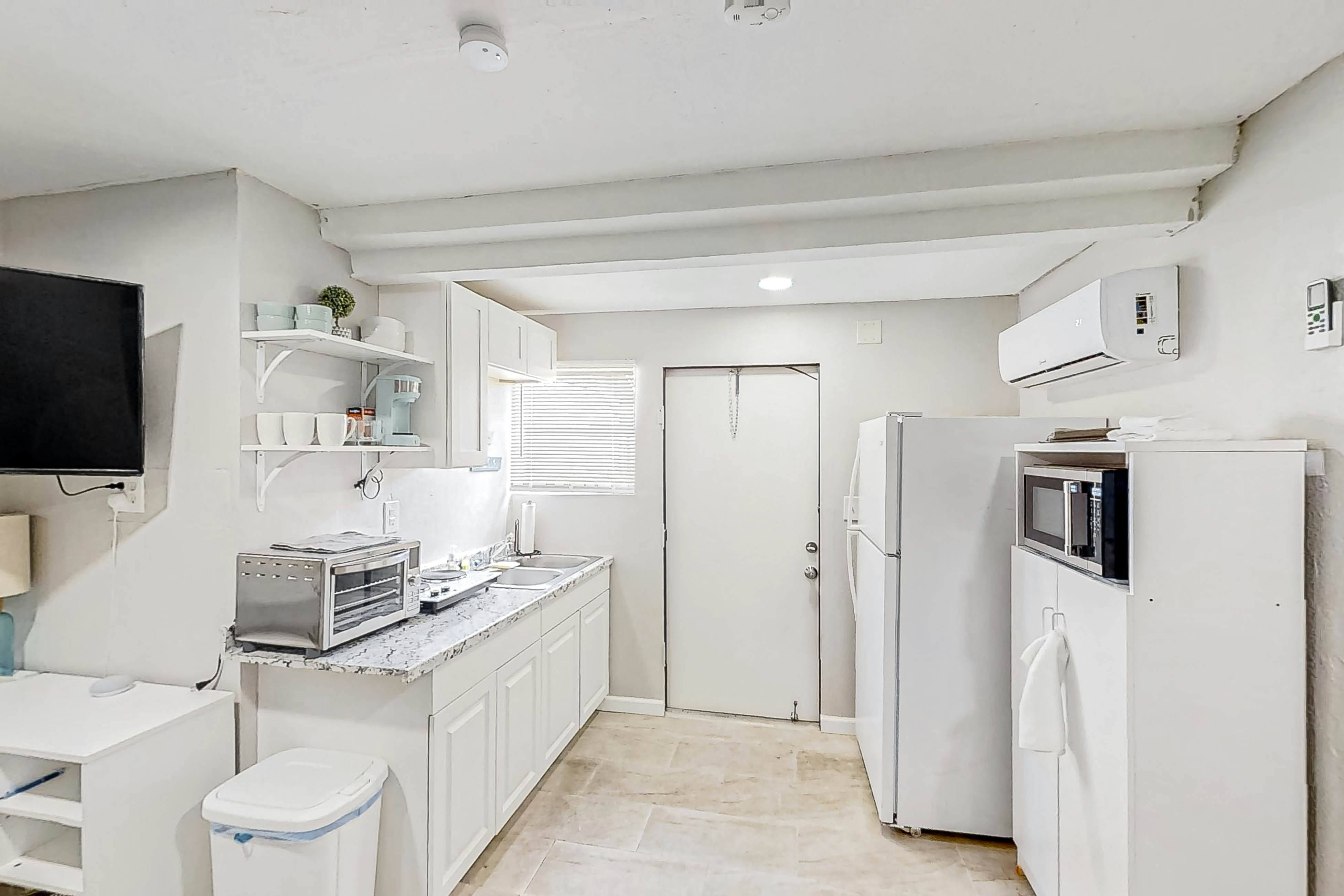 Dog-friendly, lakeview retreat with kitchenette, yard, & electric grill