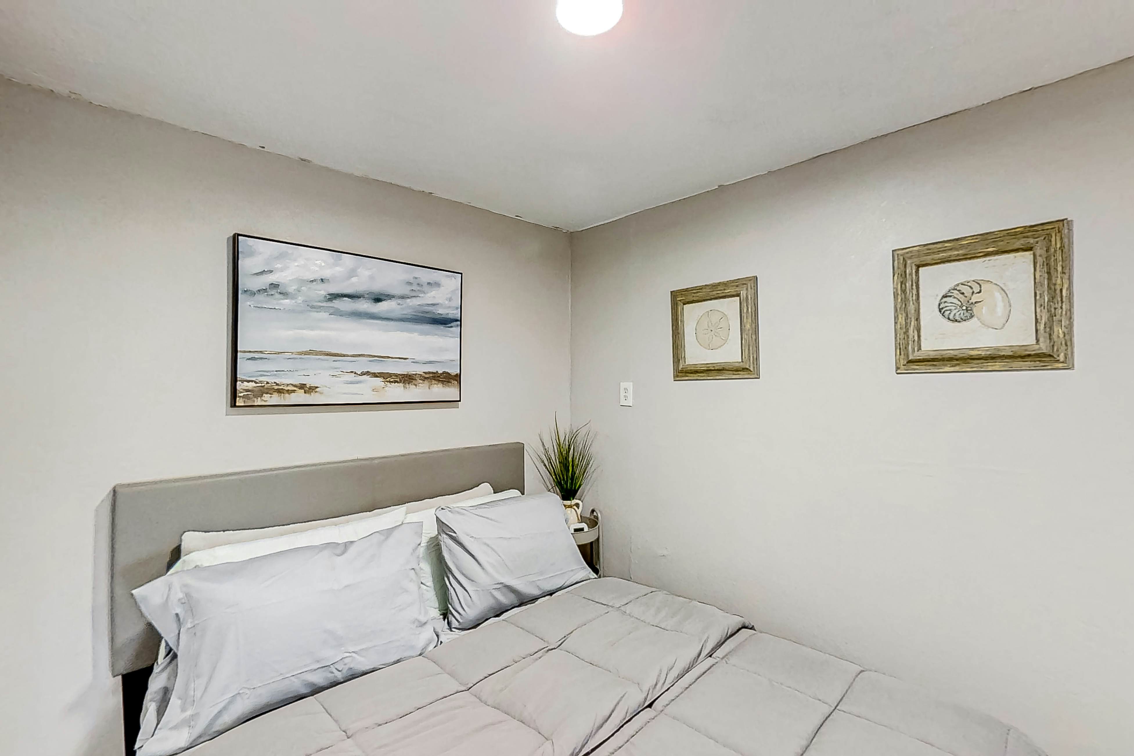 Dog-friendly, lakeview retreat with kitchenette, yard, & electric grill