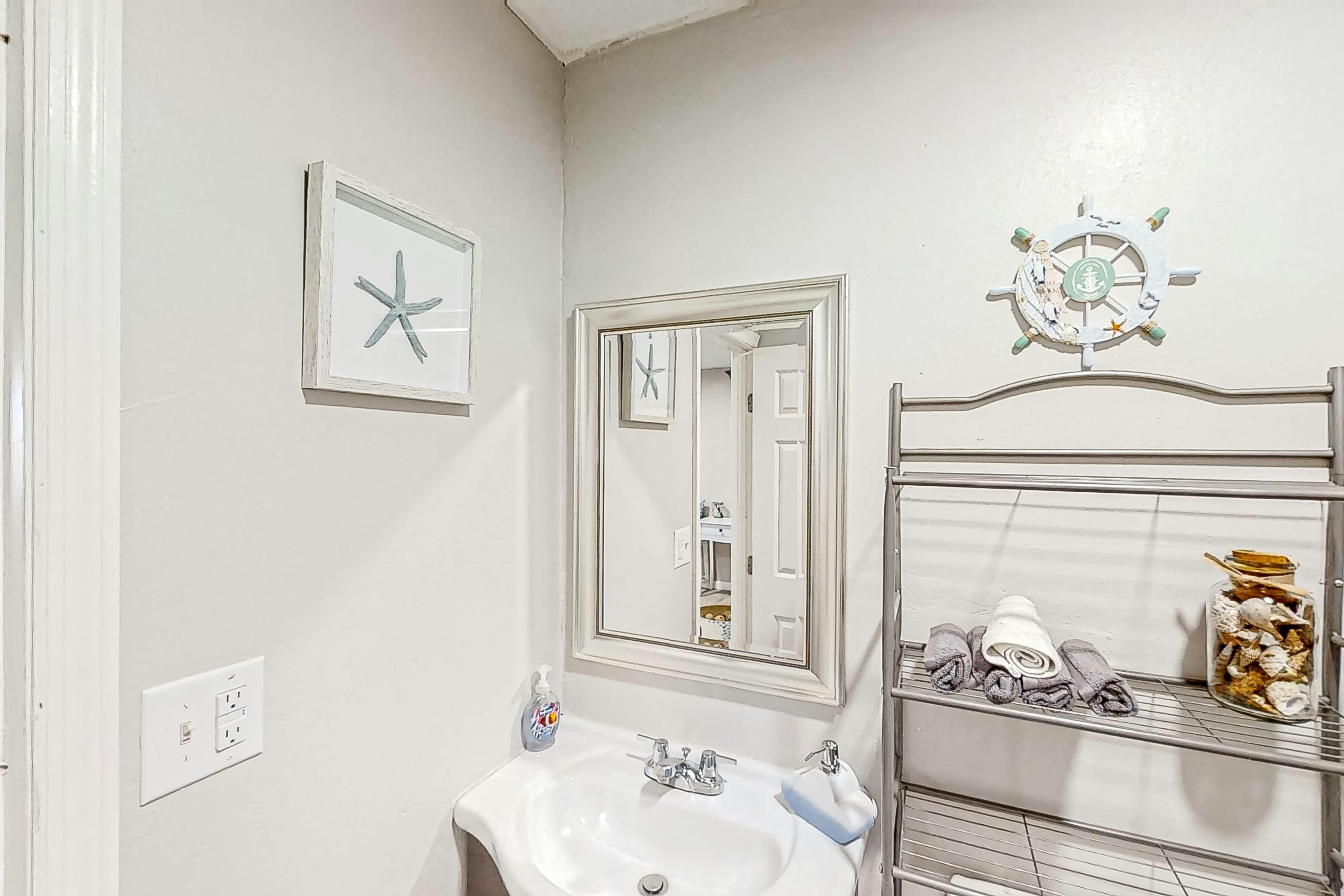 Dog-friendly, lakeview retreat with kitchenette, yard, & electric grill