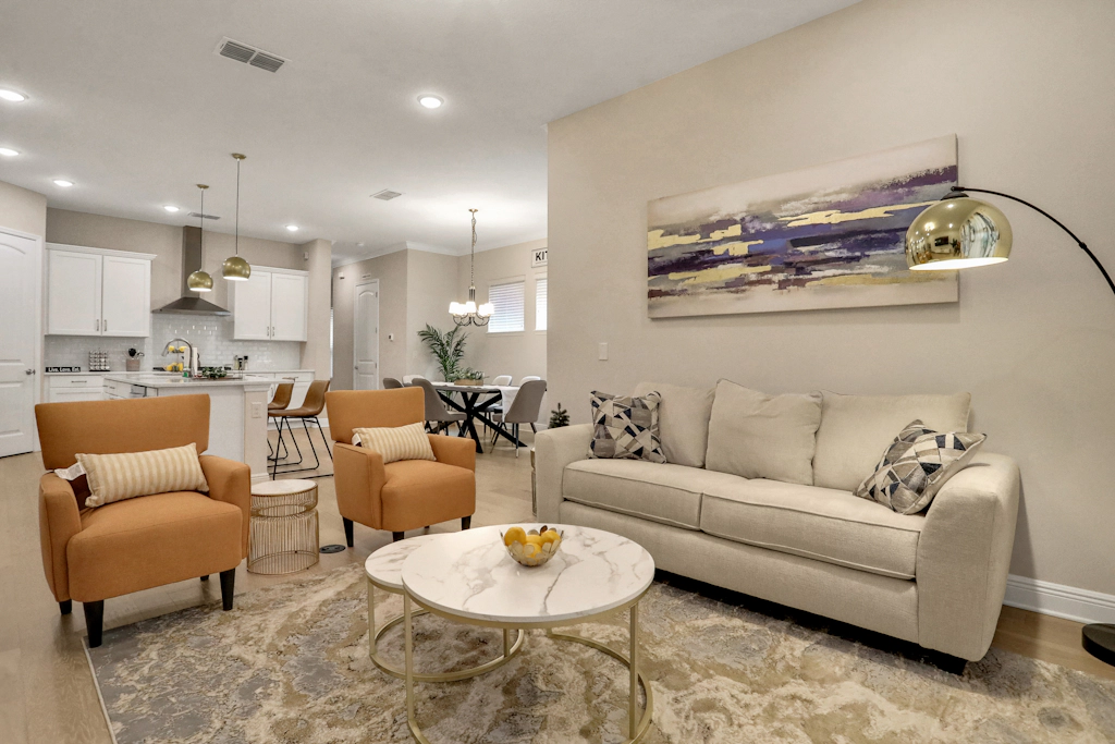 Stunning dog friendly townhome in upscale Hyde Park walk to dining nightlife