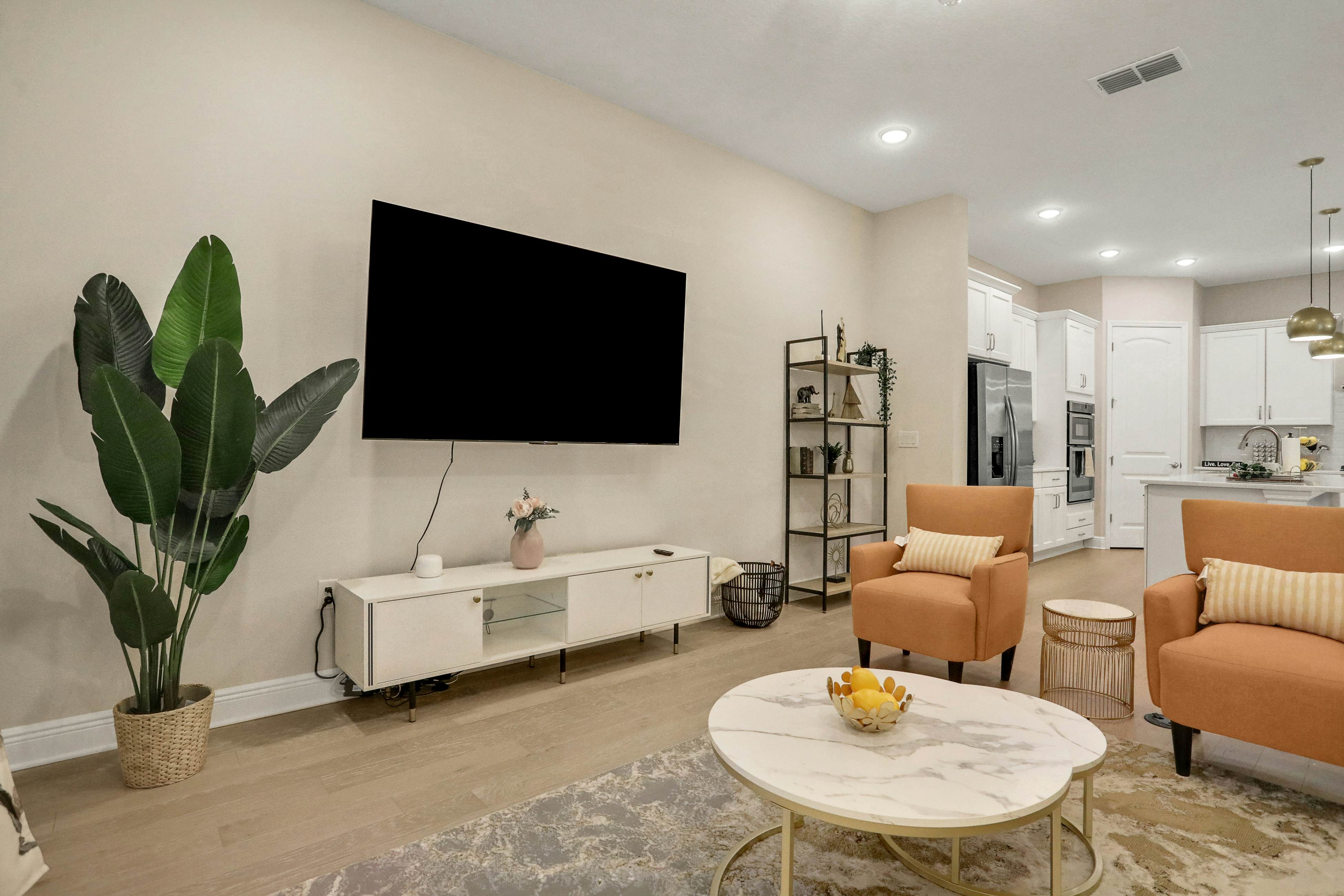 Stunning, dog-friendly townhome in upscale Hyde Park - walk to dining/nightlife