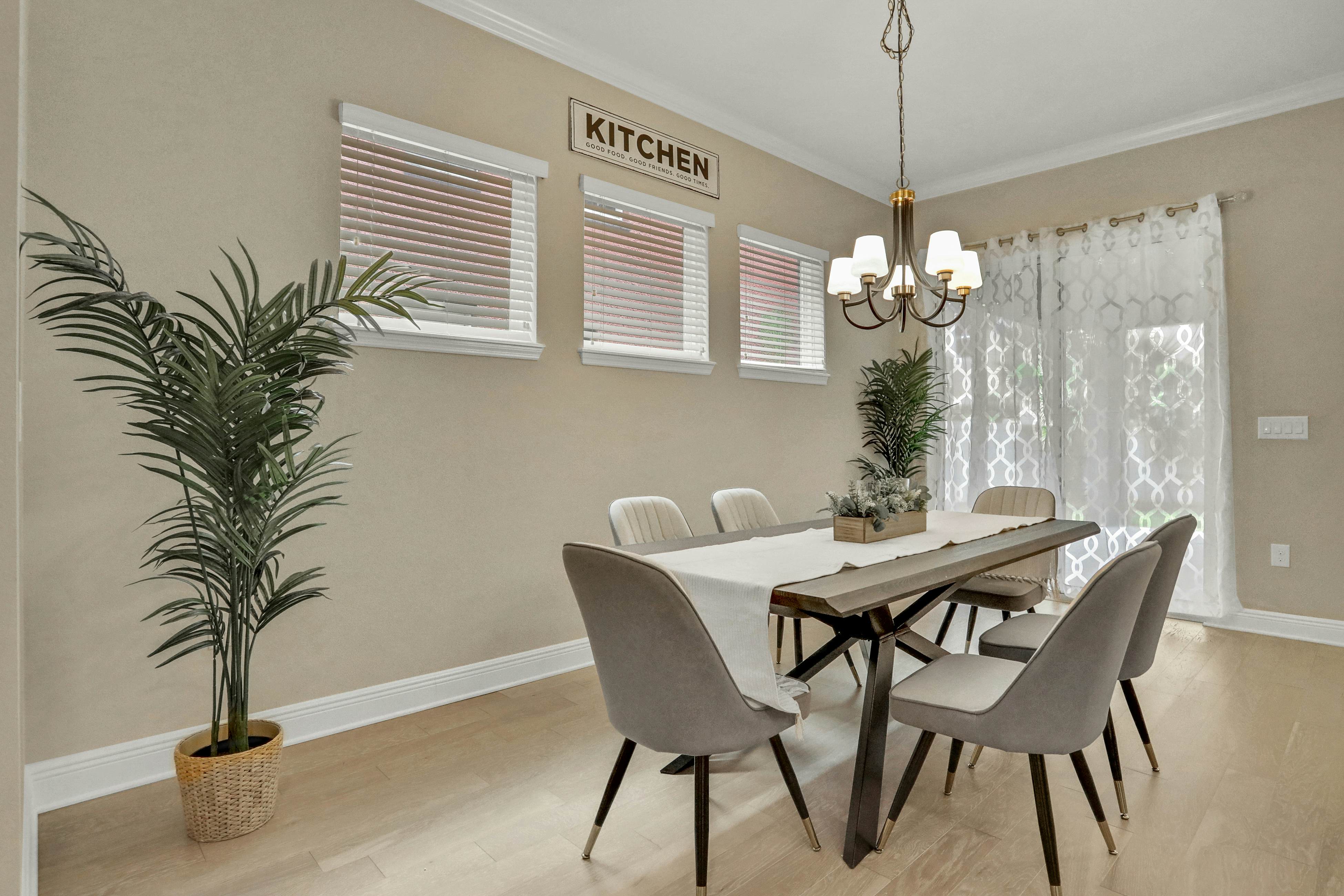 Stunning, dog-friendly townhome in upscale Hyde Park - walk to dining/nightlife