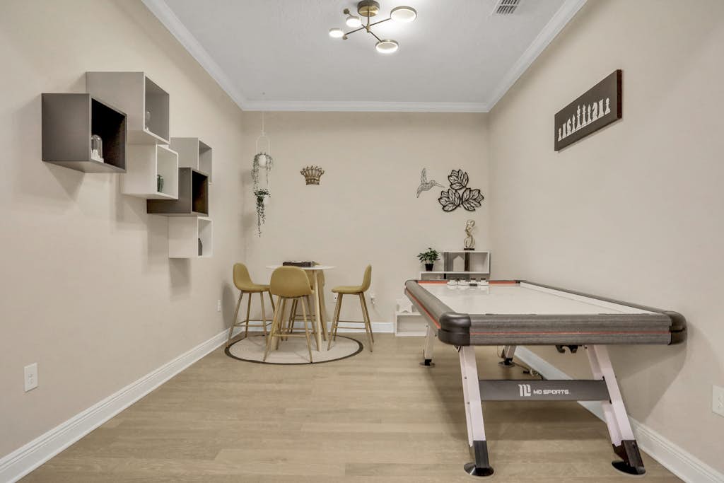Stunning dog friendly townhome in upscale Hyde Park walk to dining nightlife