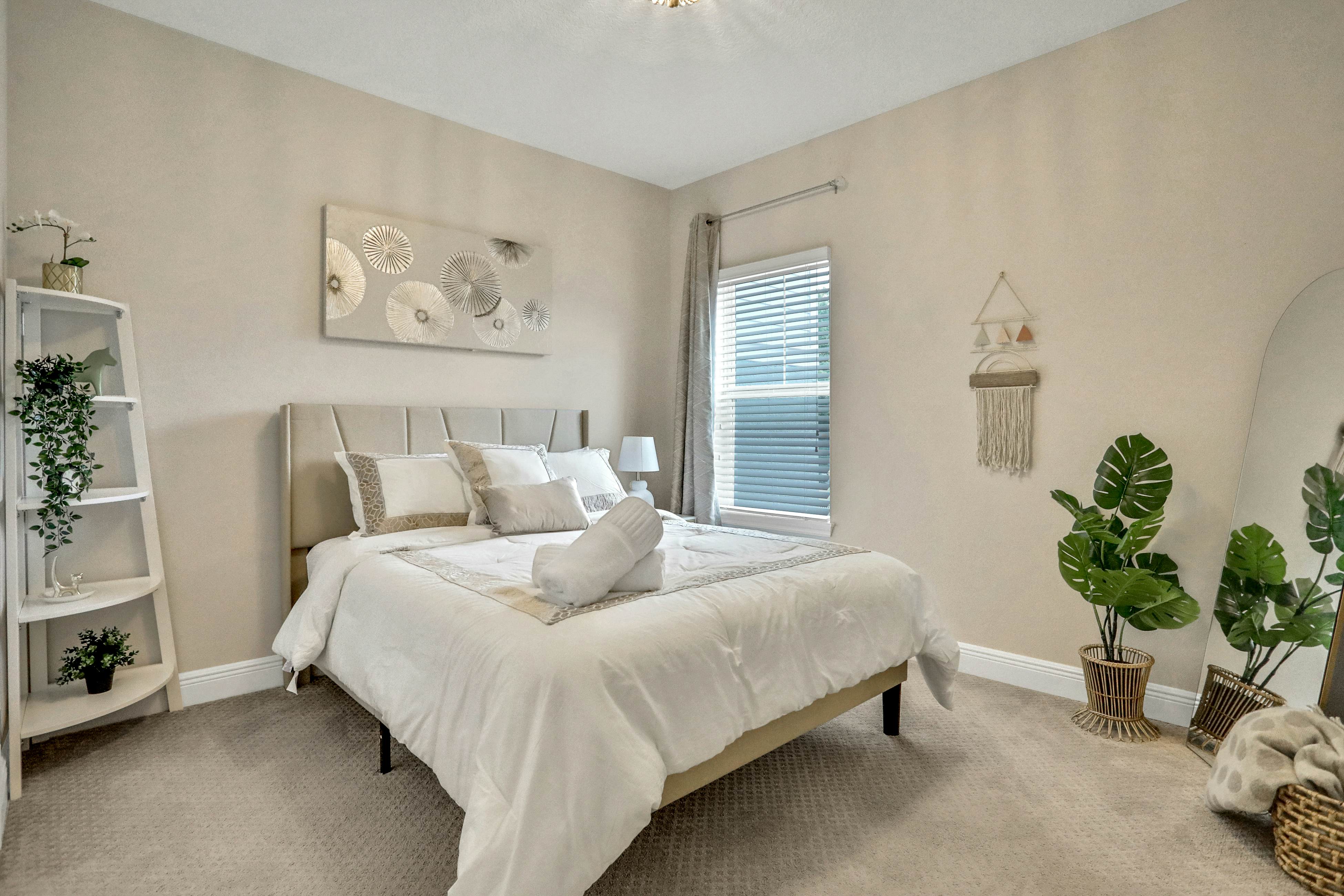 Stunning, dog-friendly townhome in upscale Hyde Park - walk to dining/nightlife