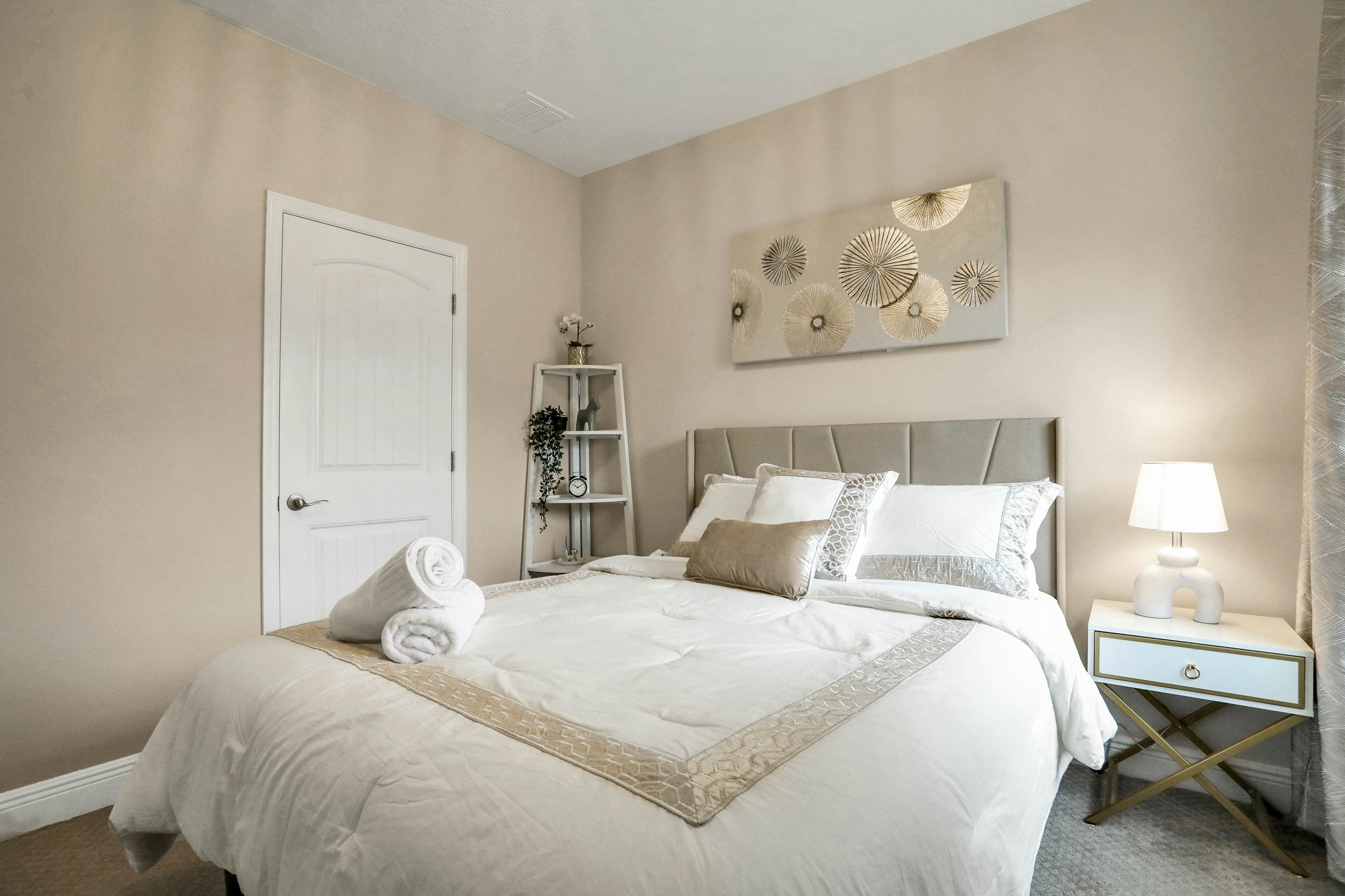 Stunning, dog-friendly townhome in upscale Hyde Park - walk to dining/nightlife