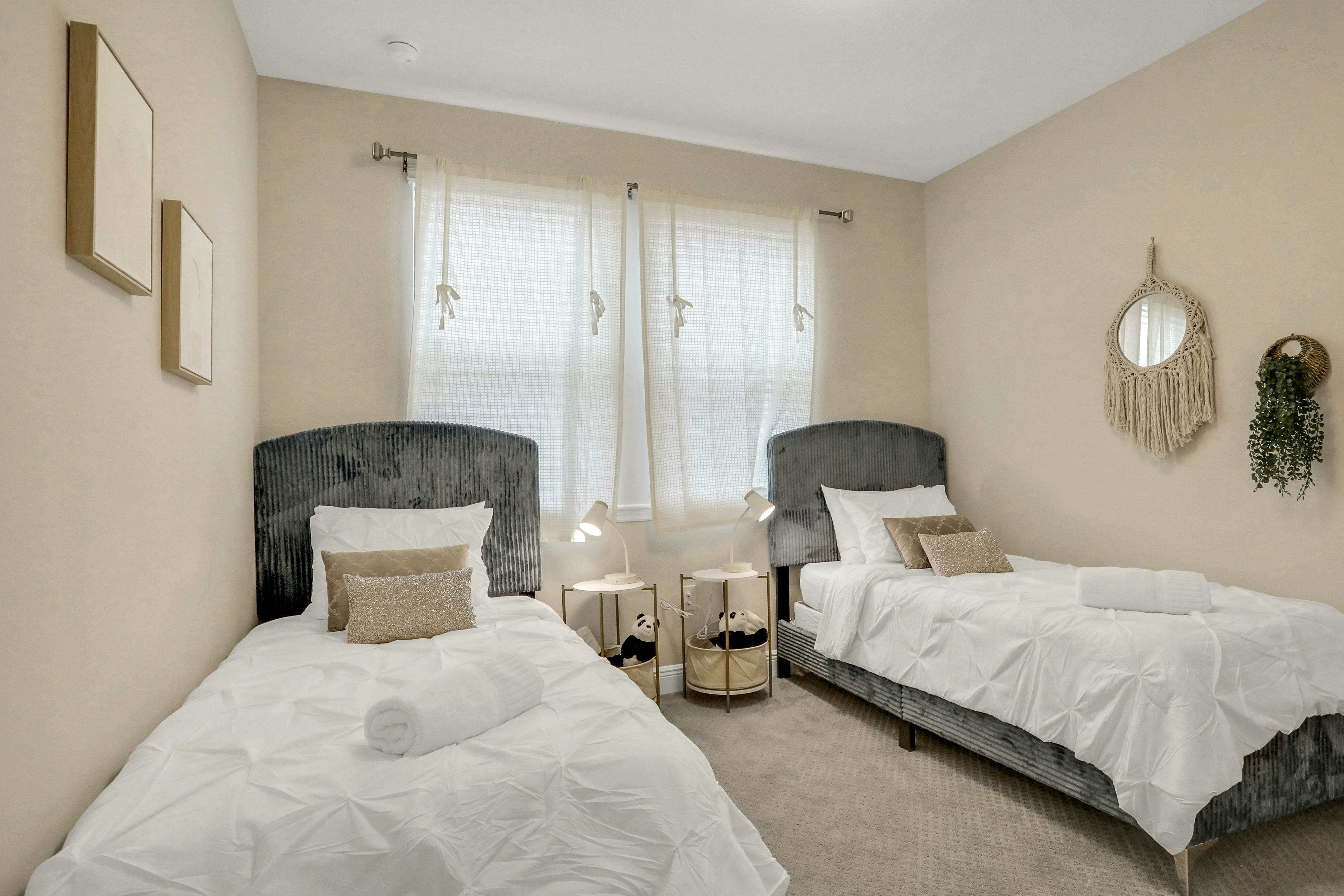 Stunning, dog-friendly townhome in upscale Hyde Park - walk to dining/nightlife