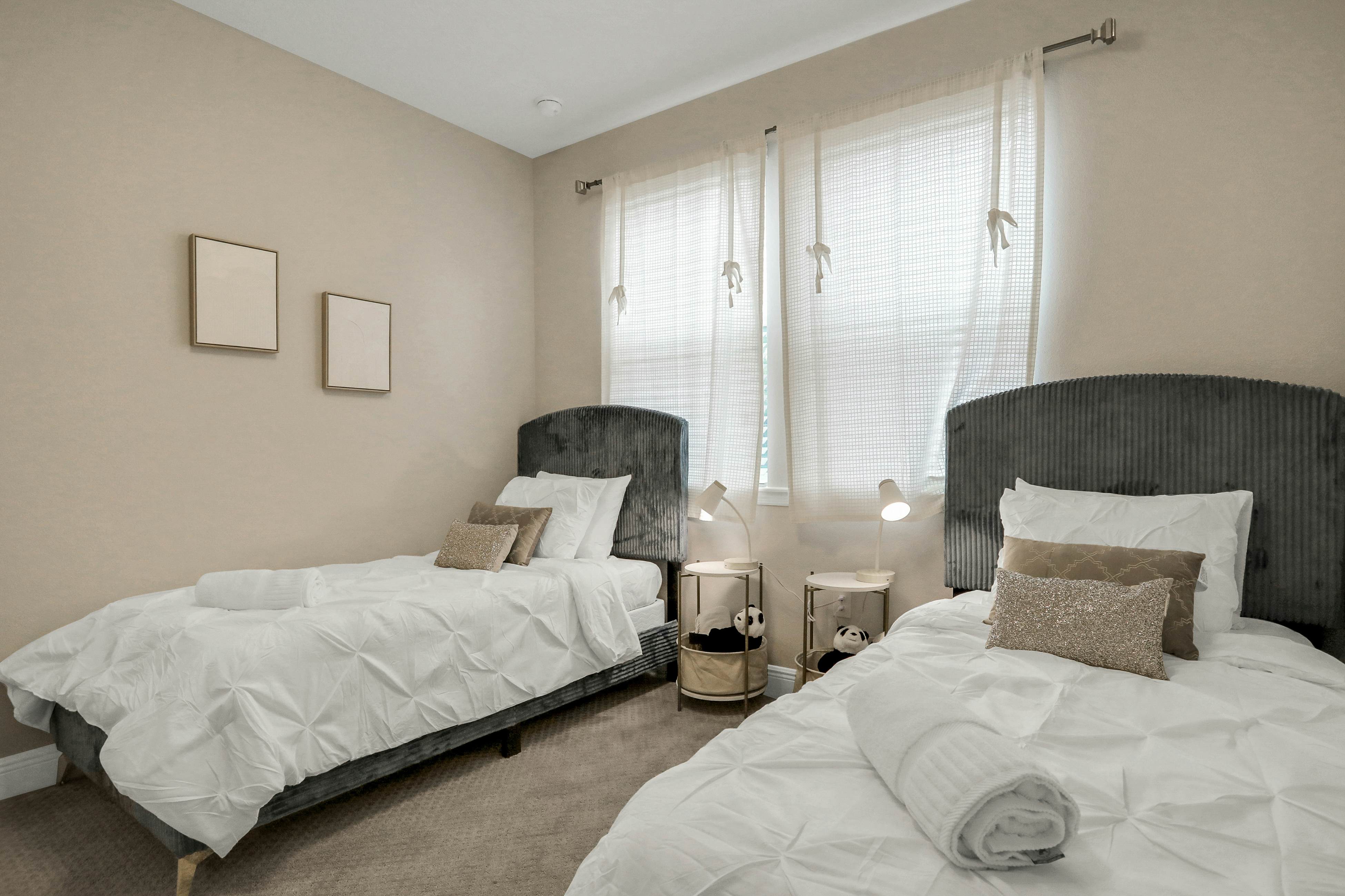 Stunning, dog-friendly townhome in upscale Hyde Park - walk to dining/nightlife