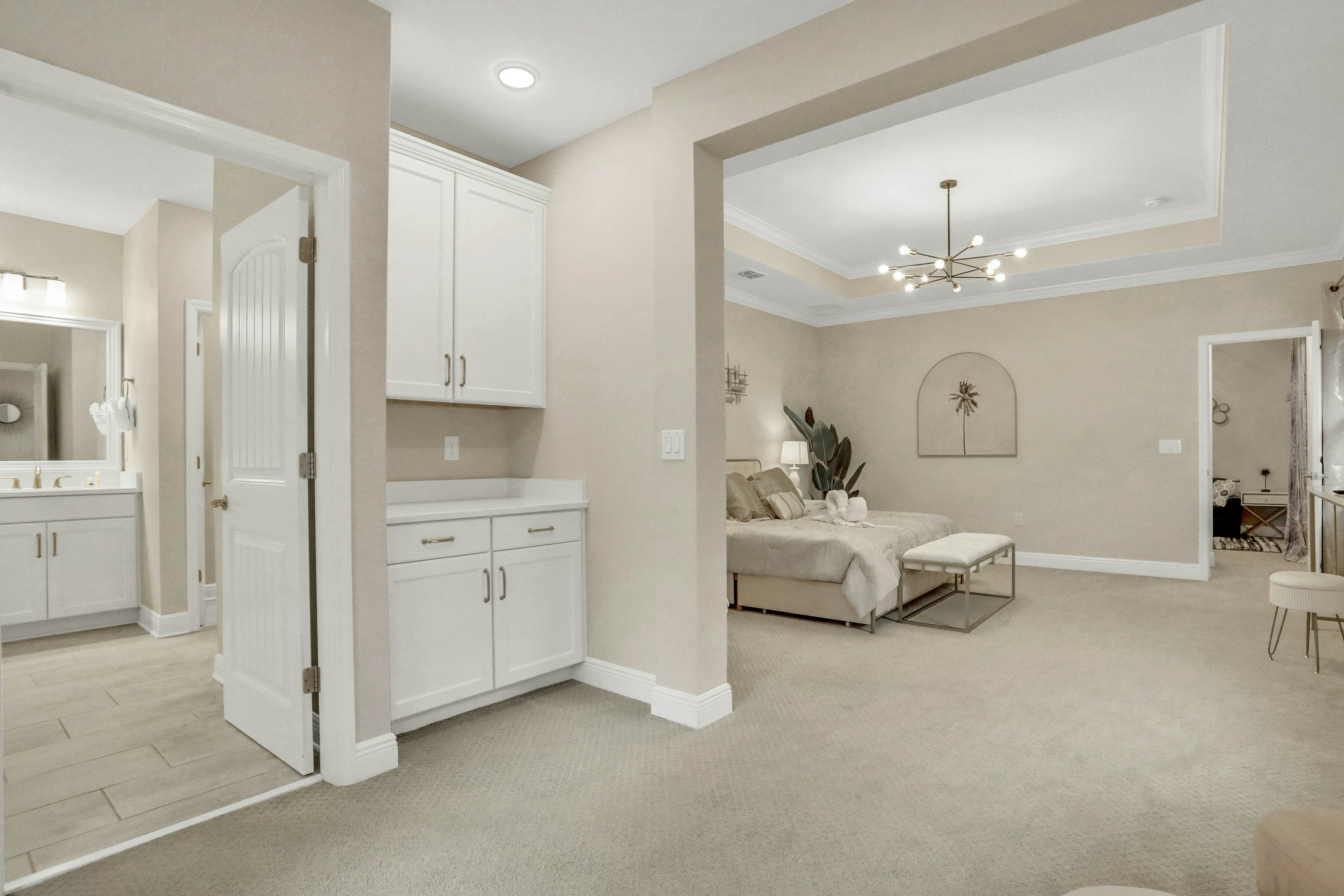 Stunning, dog-friendly townhome in upscale Hyde Park - walk to dining/nightlife