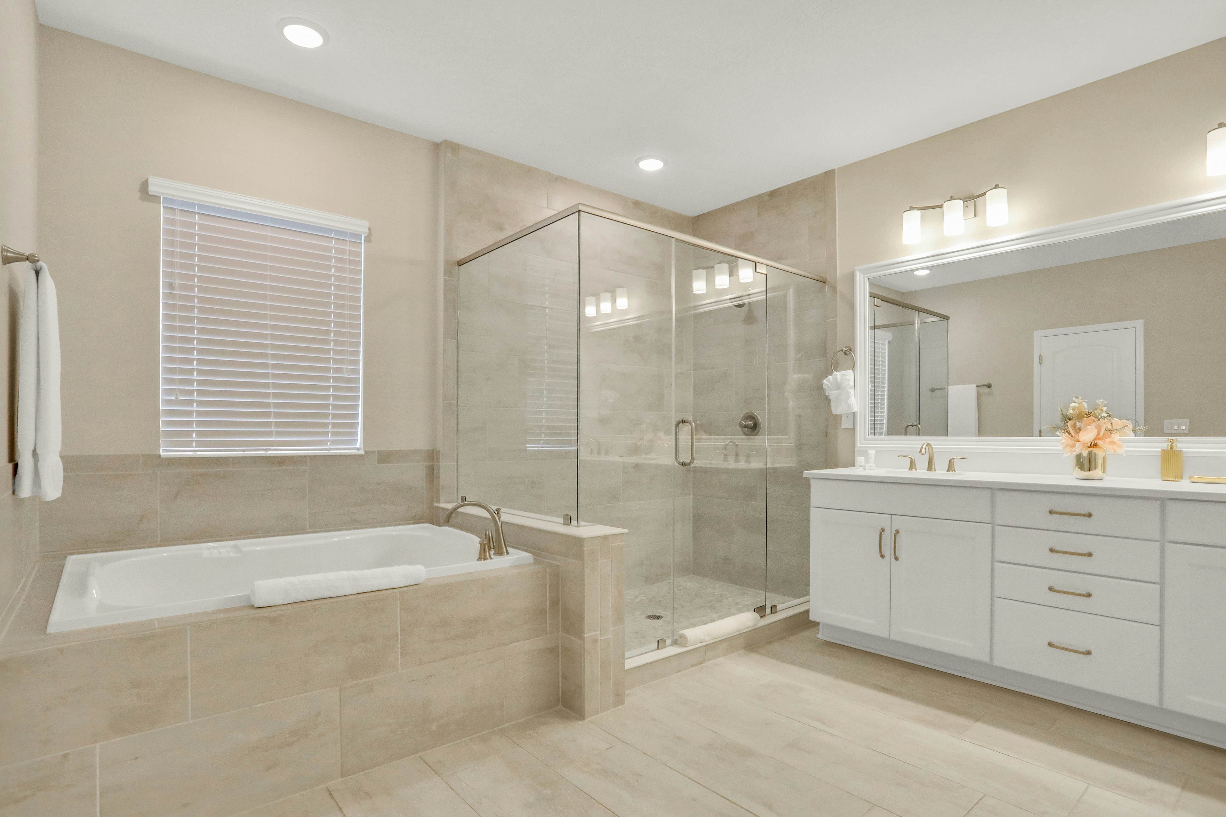 Stunning, dog-friendly townhome in upscale Hyde Park - walk to dining/nightlife