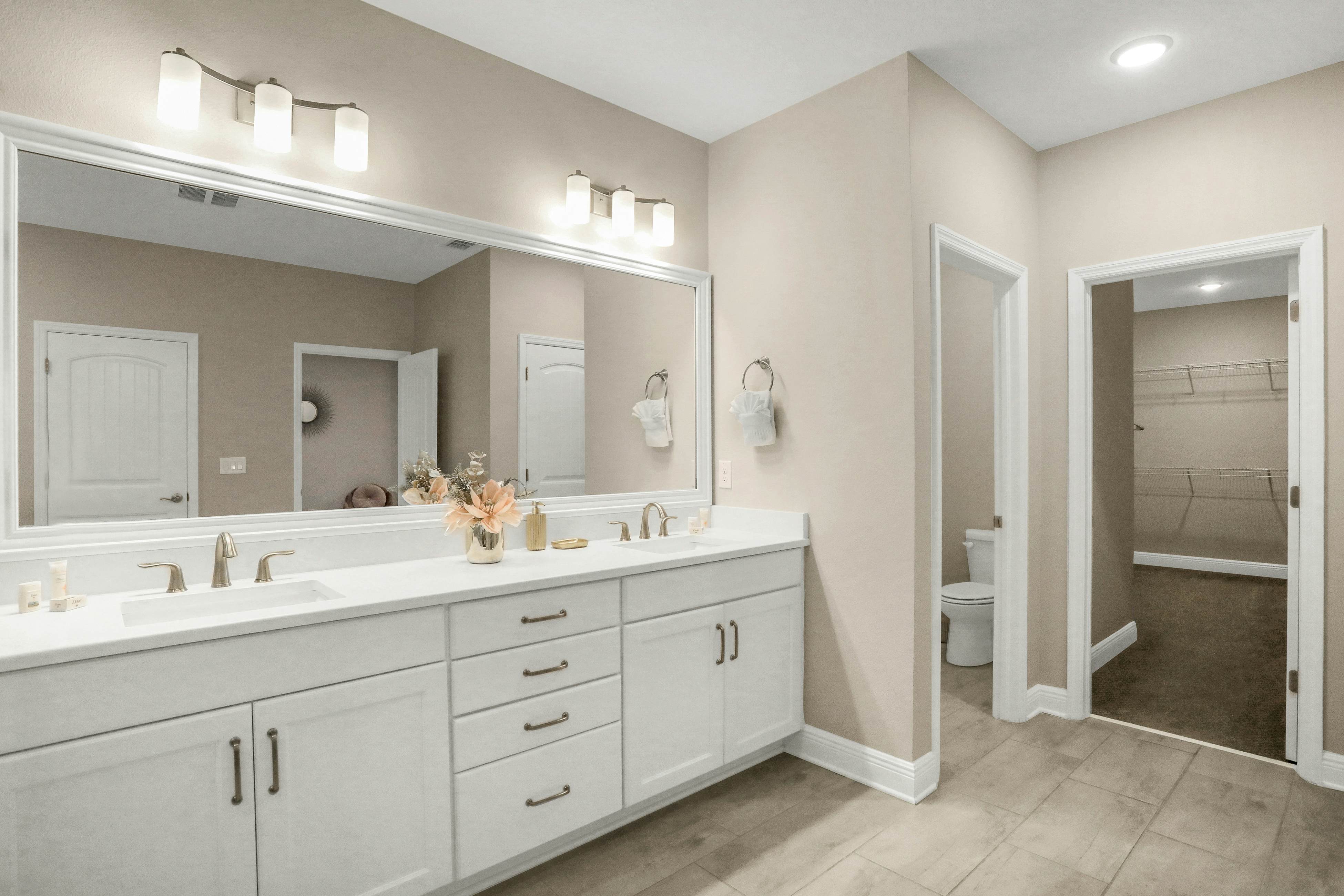 Stunning, dog-friendly townhome in upscale Hyde Park - walk to dining/nightlife