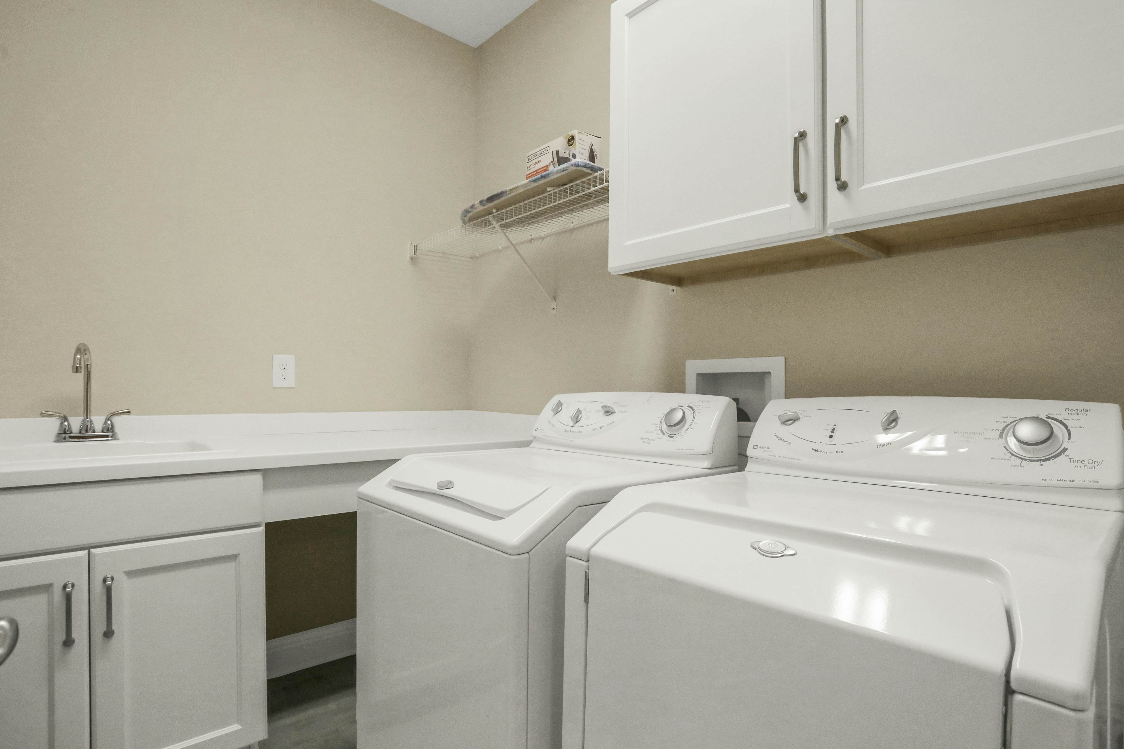 Stunning, dog-friendly townhome in upscale Hyde Park - walk to dining/nightlife